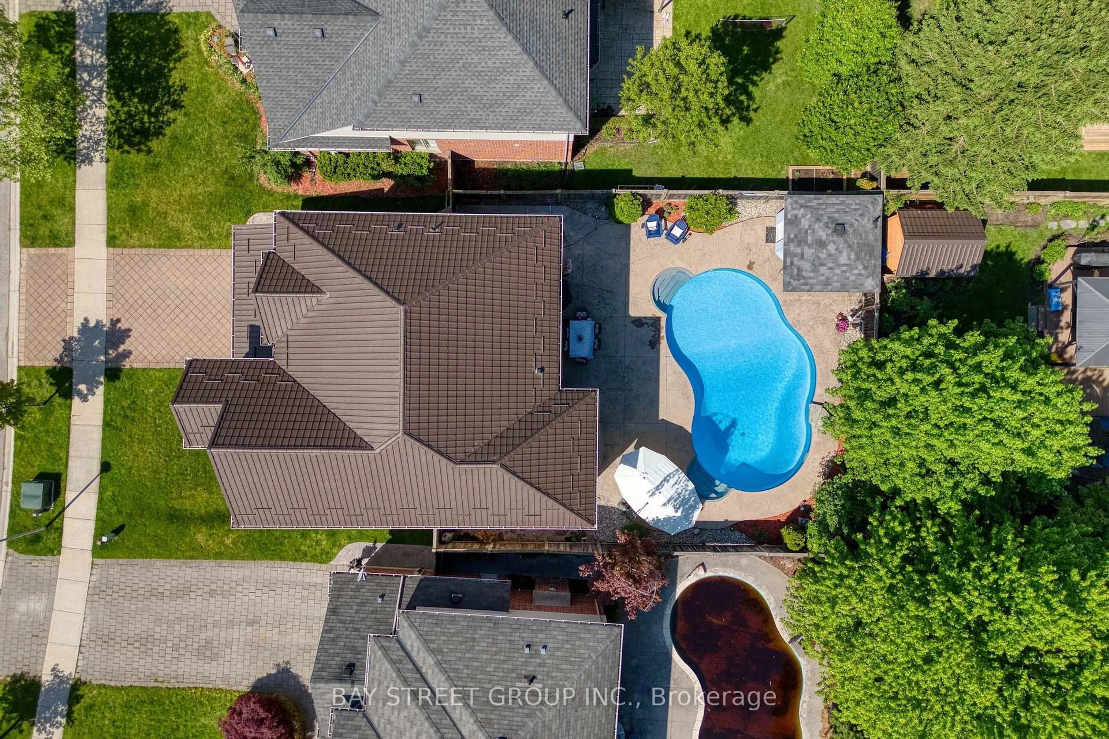 A pic from outside/outdoor area/front of a property/back of a property/a pic from drone, street for 294 Berryhill Dr, London North Ontario N5X 4M4