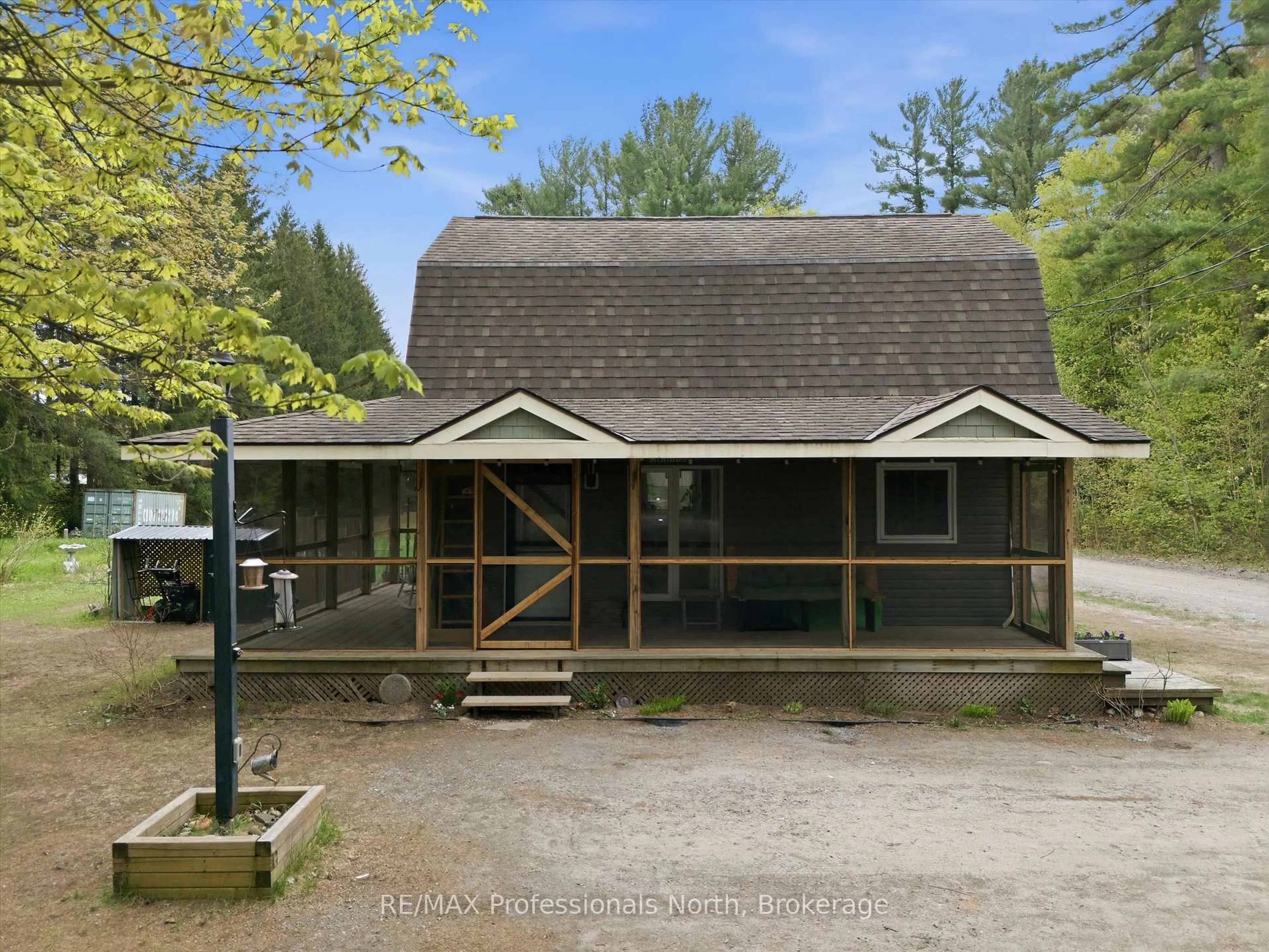 A pic from outside/outdoor area/front of a property/back of a property/a pic from drone, unknown for 185 Muskoka 10 Rd, Huntsville Ontario P0B 1L0