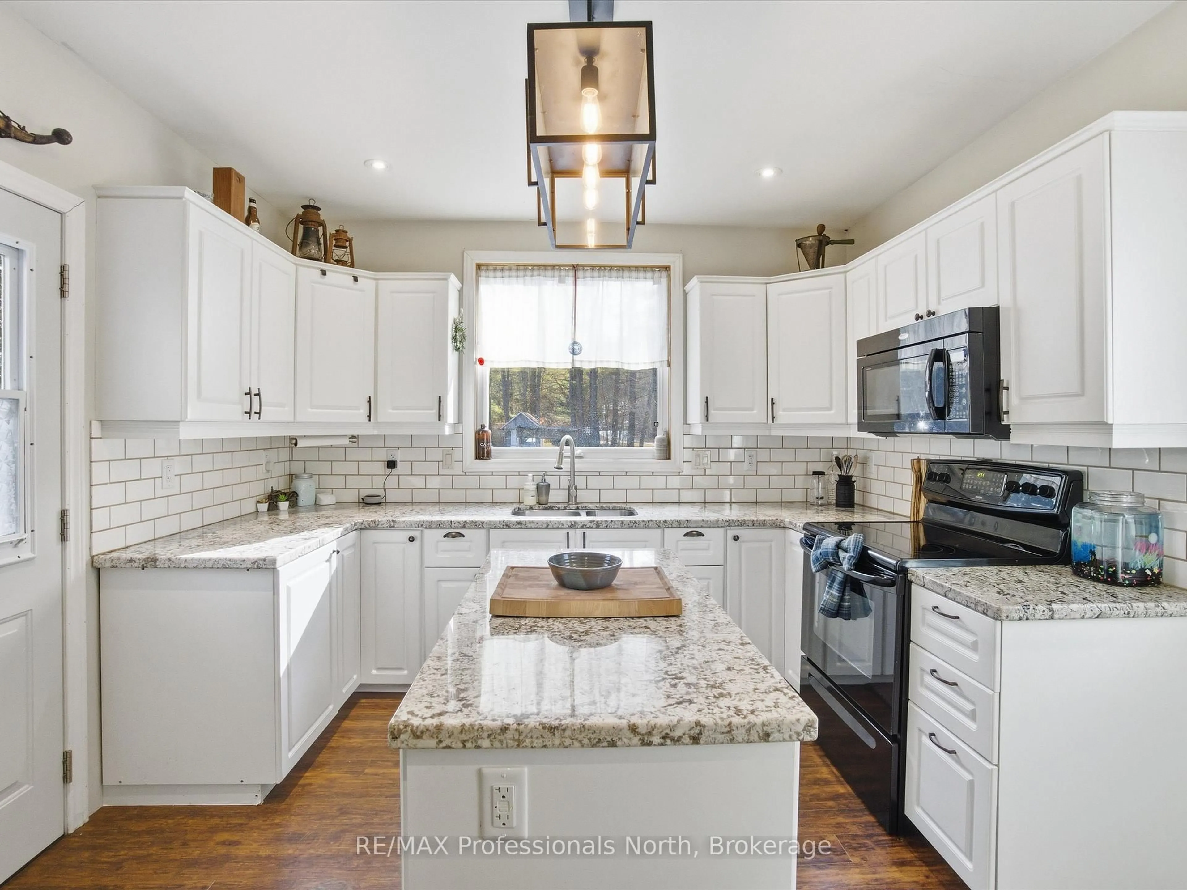 Open concept kitchen, ceramic/tile floor for 185 Muskoka 10 Rd, Huntsville Ontario P0B 1L0
