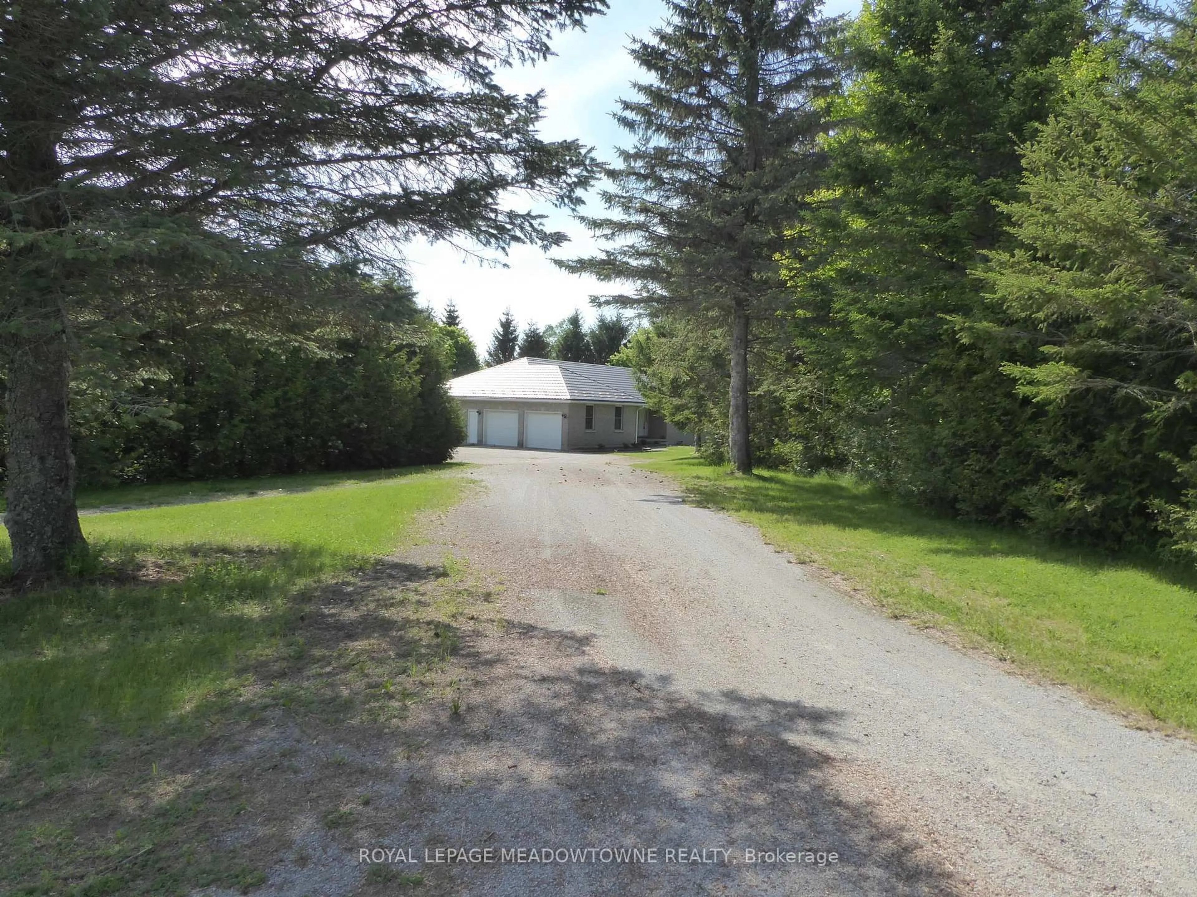 A pic from outside/outdoor area/front of a property/back of a property/a pic from drone, street for 4958 Wellington Road 125, Erin Ontario L7J 2L9