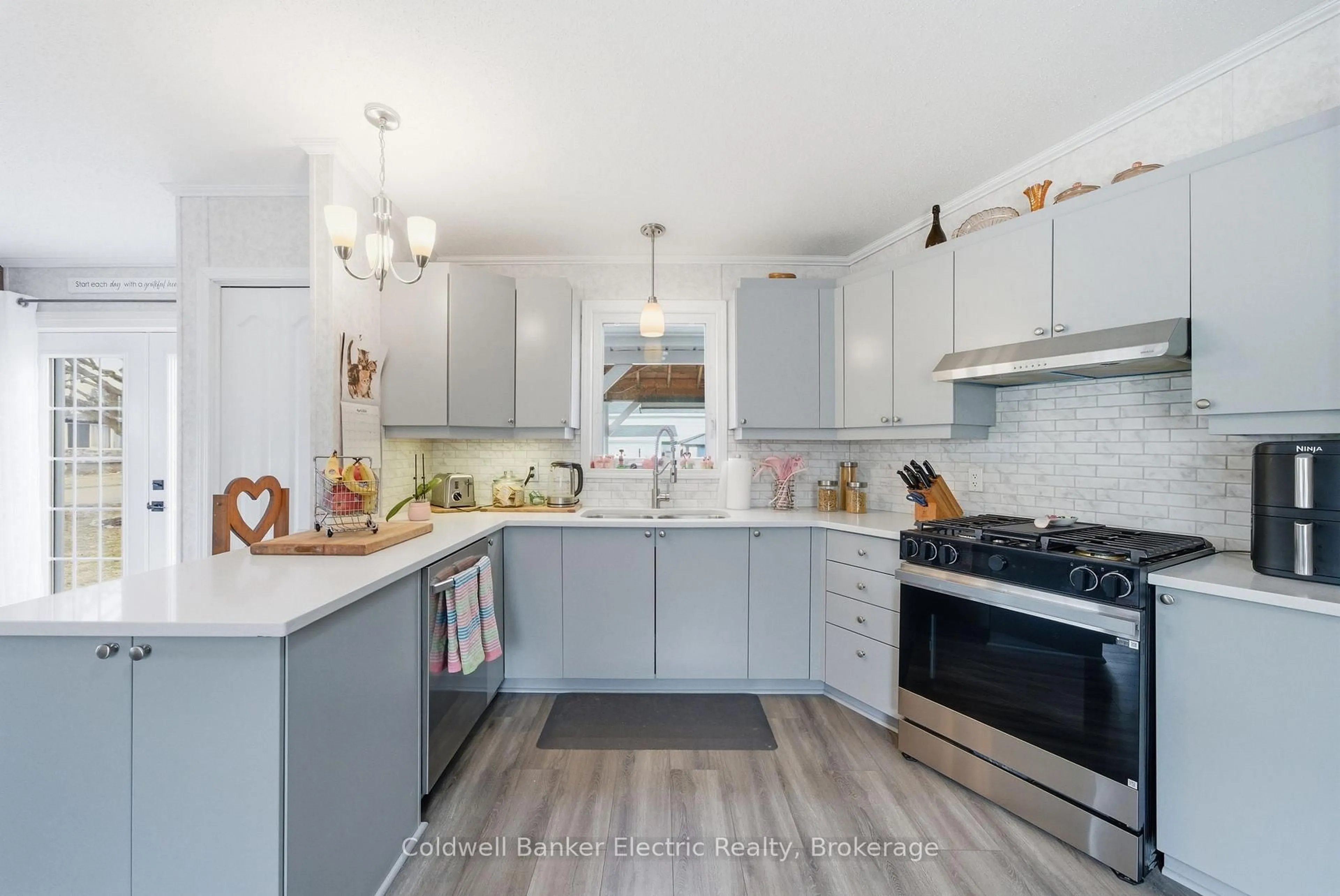 Open concept kitchen, ceramic/tile floor for 7 Homewood Ave, Kawartha Lakes Ontario K9V 0H5