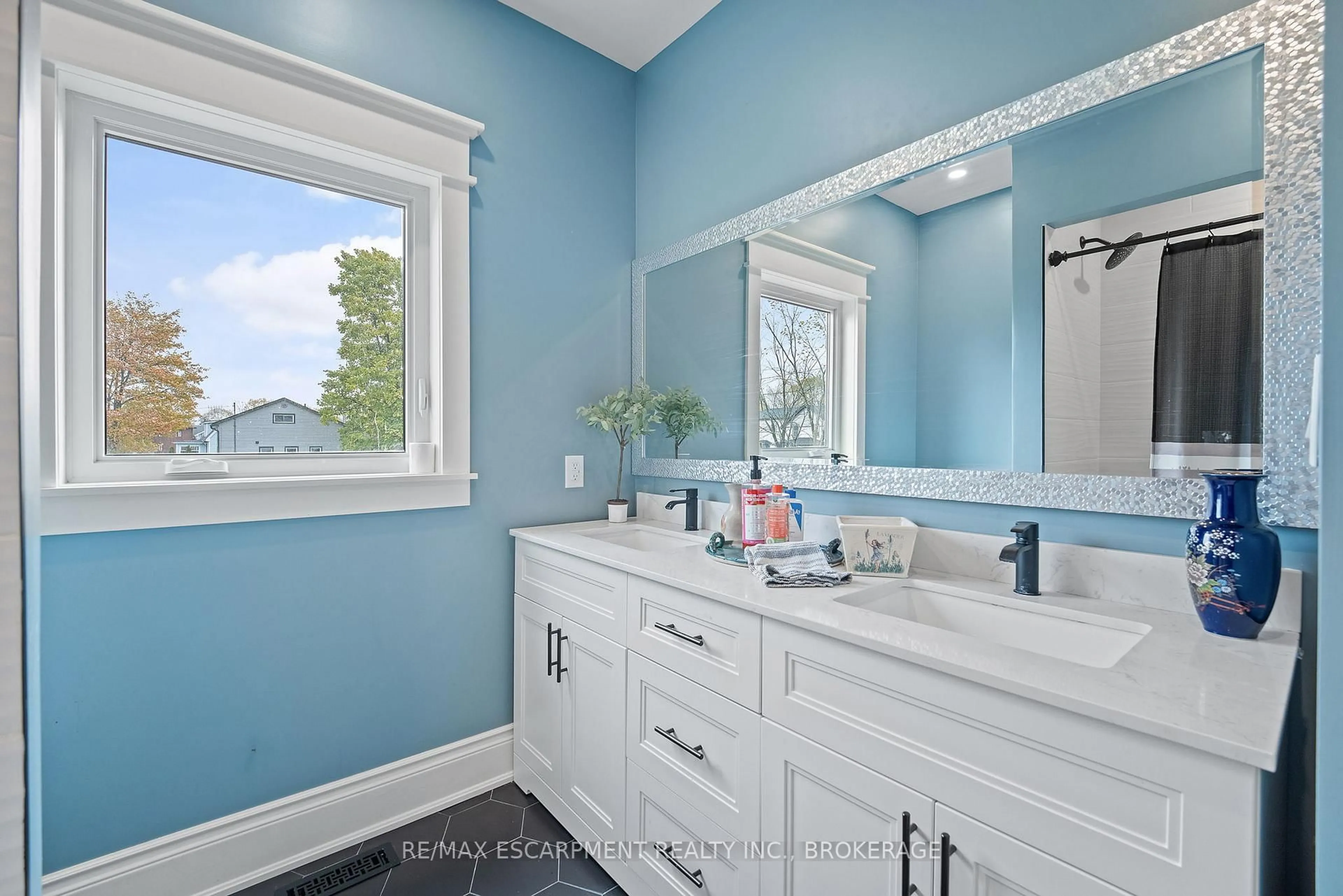 Contemporary bathroom, ceramic/tile floor for 3809 Netherby Rd, Fort Erie Ontario L0S 1S0