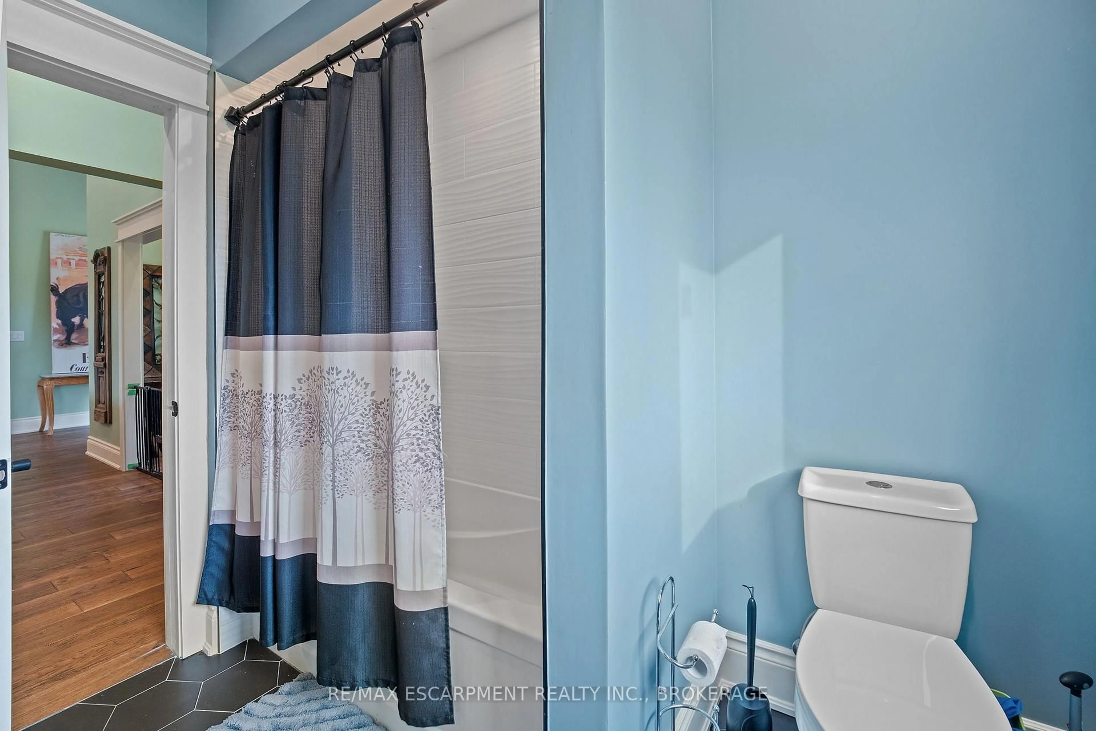 Standard bathroom, ceramic/tile floor for 3809 Netherby Rd, Fort Erie Ontario L0S 1S0