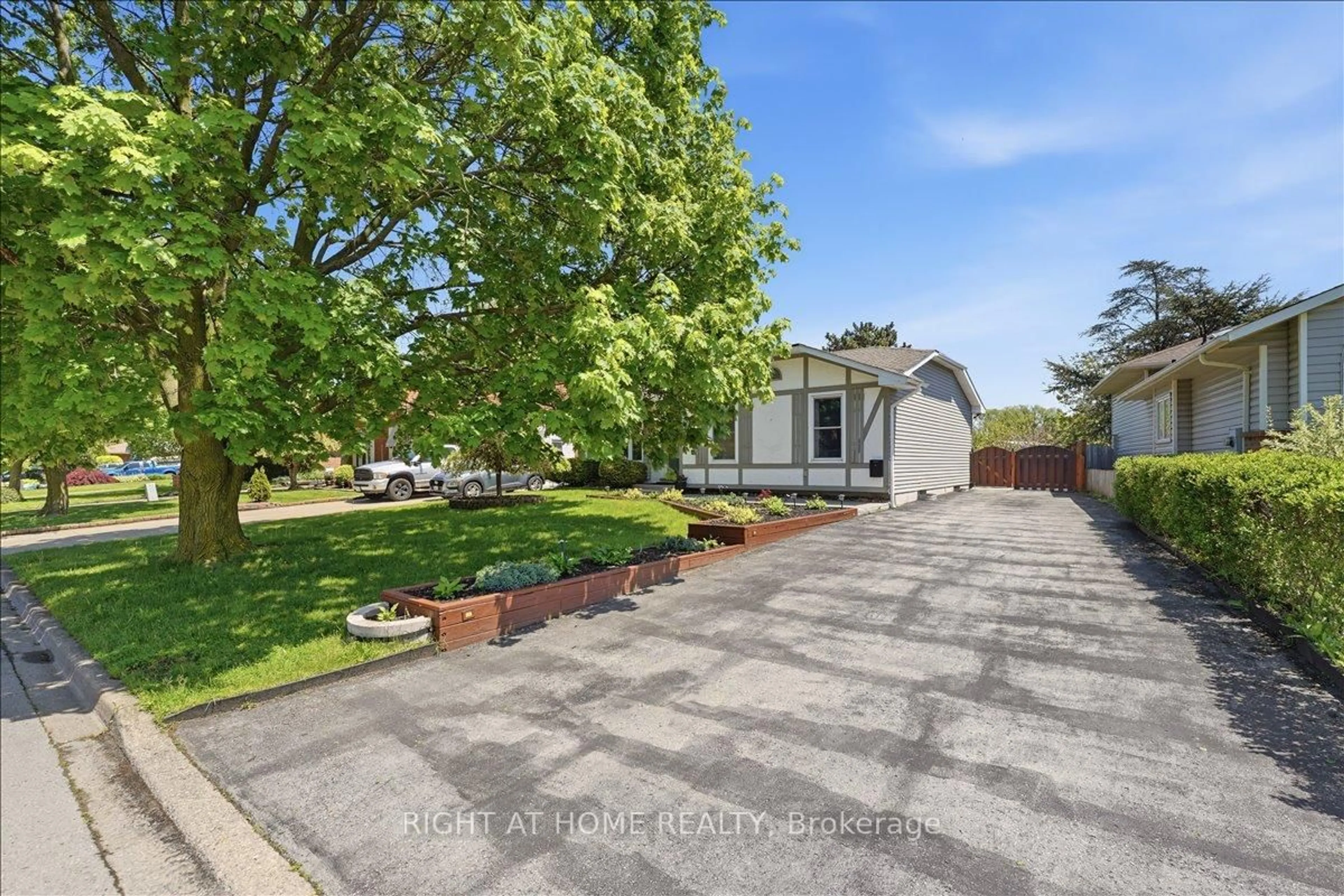 A pic from outside/outdoor area/front of a property/back of a property/a pic from drone, street for 6 WILLCHER Dr, St. Catharines Ontario L2M 7C8