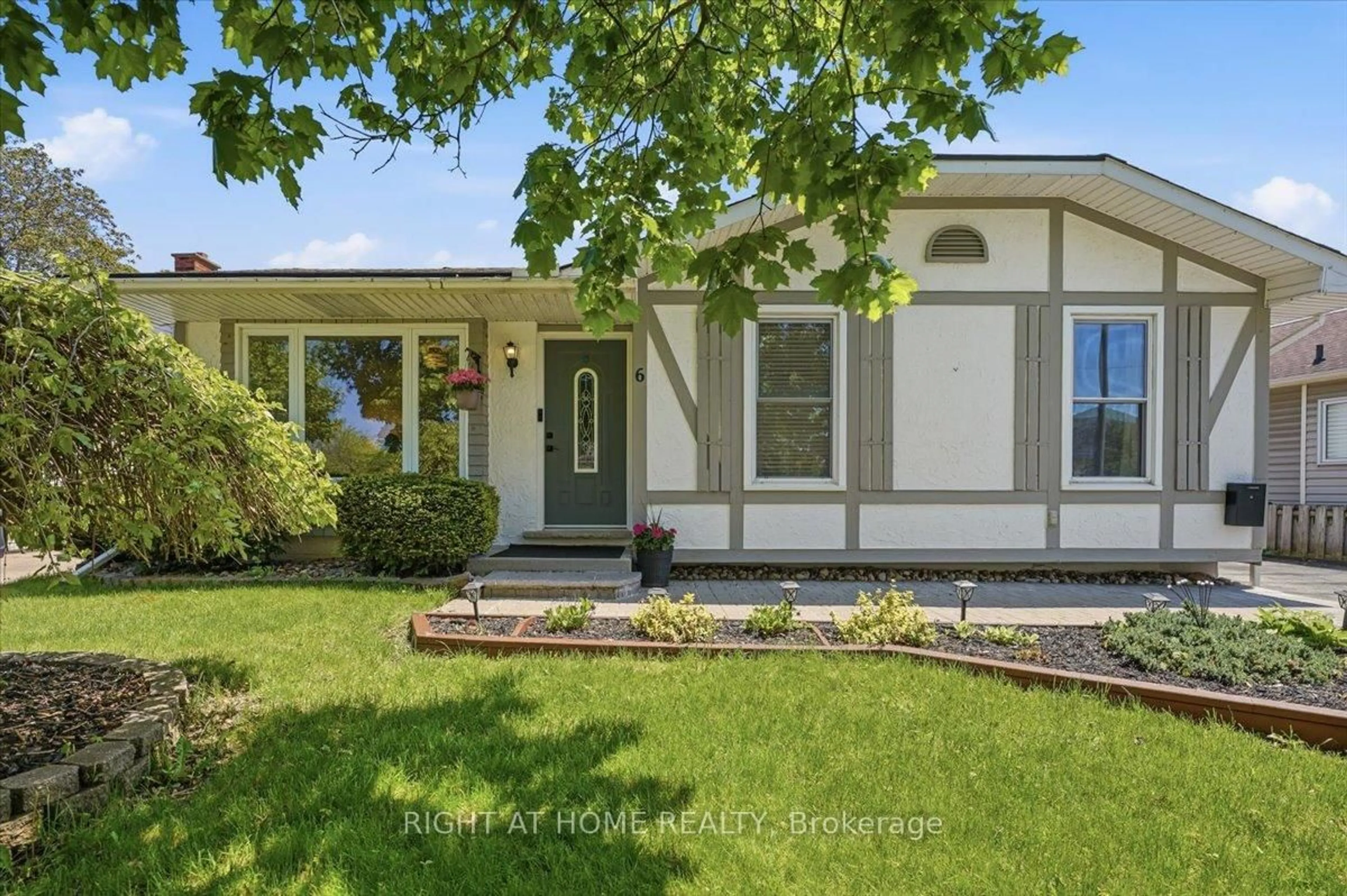 Home with vinyl exterior material, street for 6 WILLCHER Dr, St. Catharines Ontario L2M 7C8