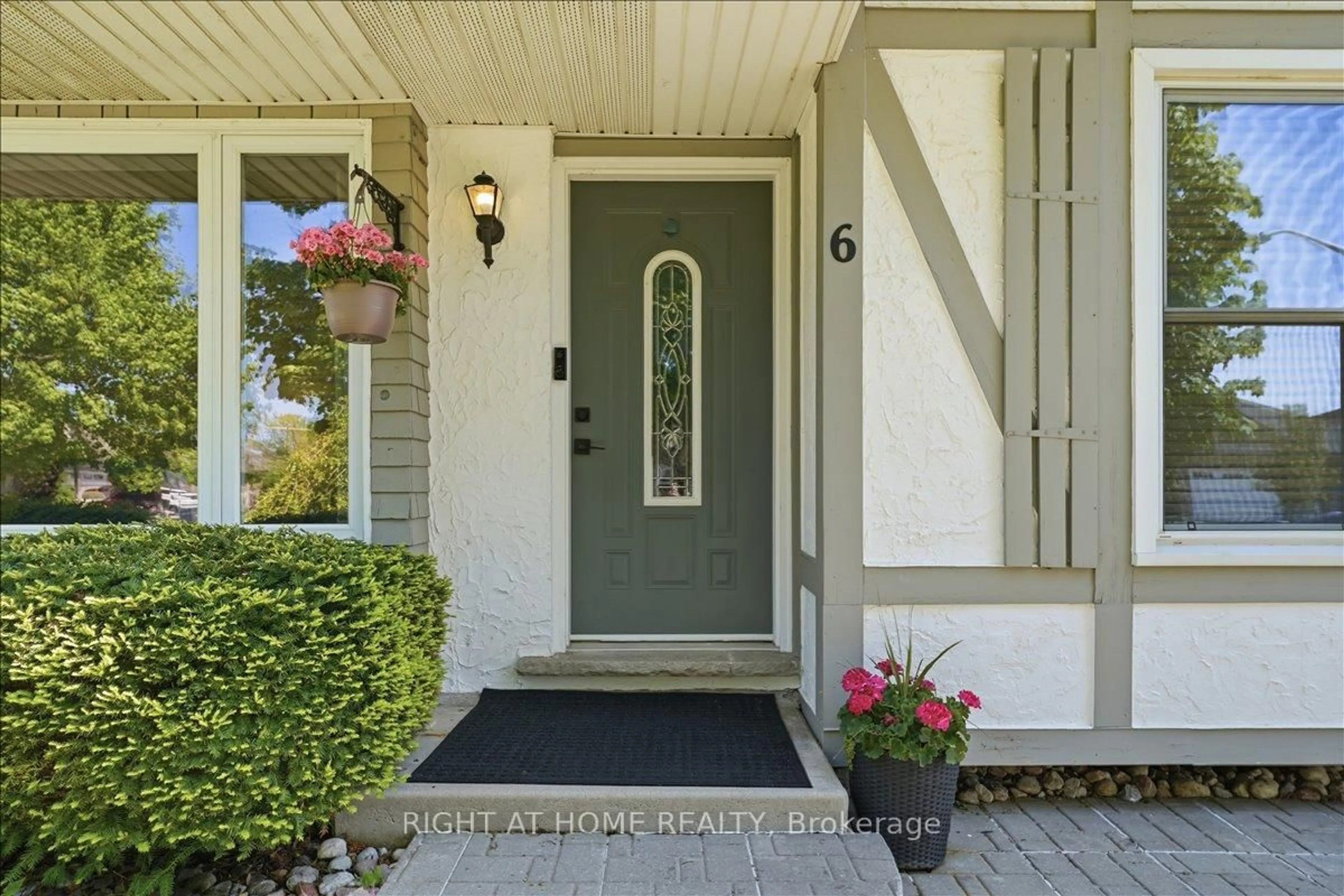 Indoor entryway for 6 WILLCHER Dr, St. Catharines Ontario L2M 7C8