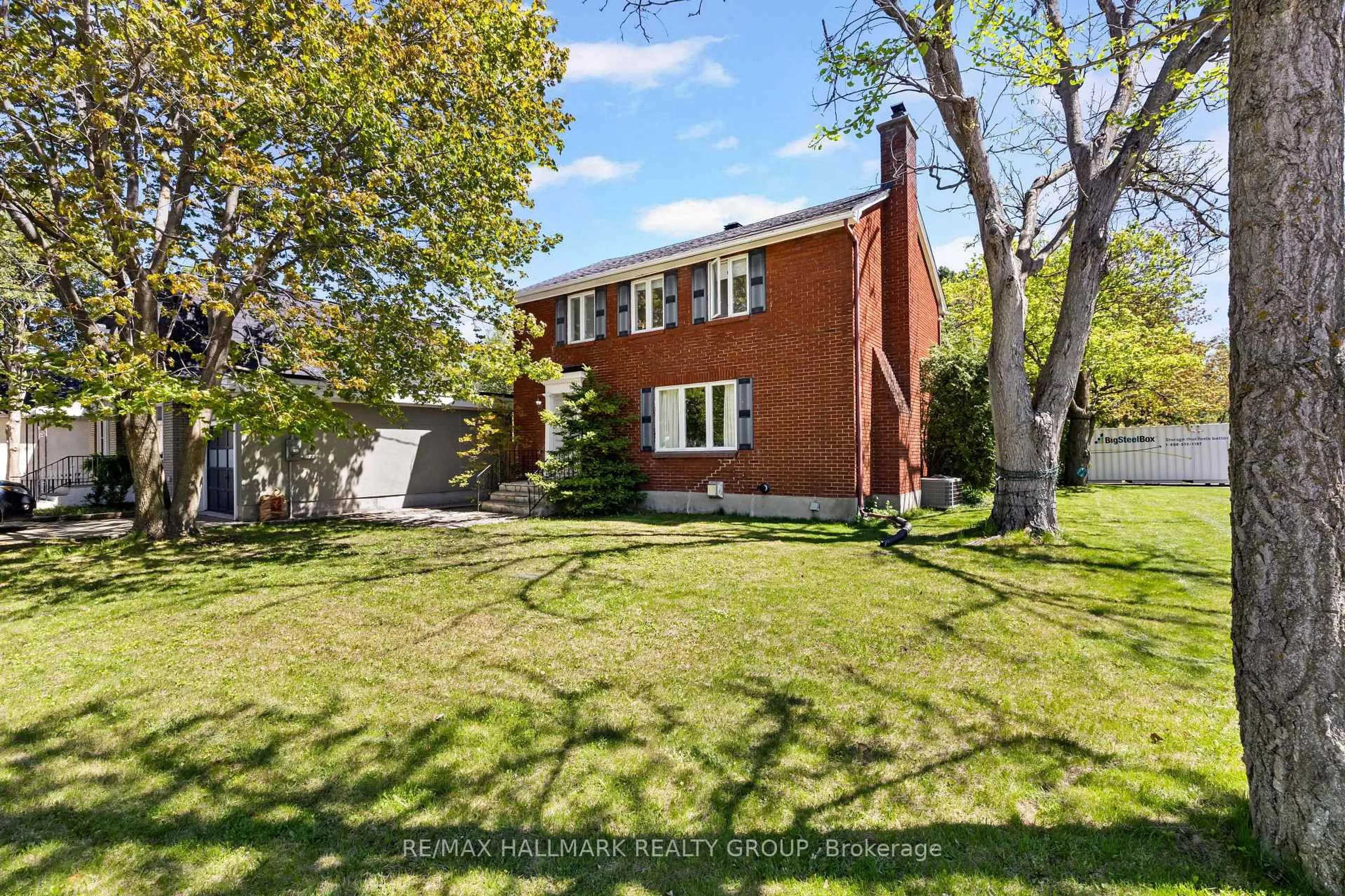 A pic from outside/outdoor area/front of a property/back of a property/a pic from drone, street for 824 Byron Ave, Ottawa Ontario K2A 0H7