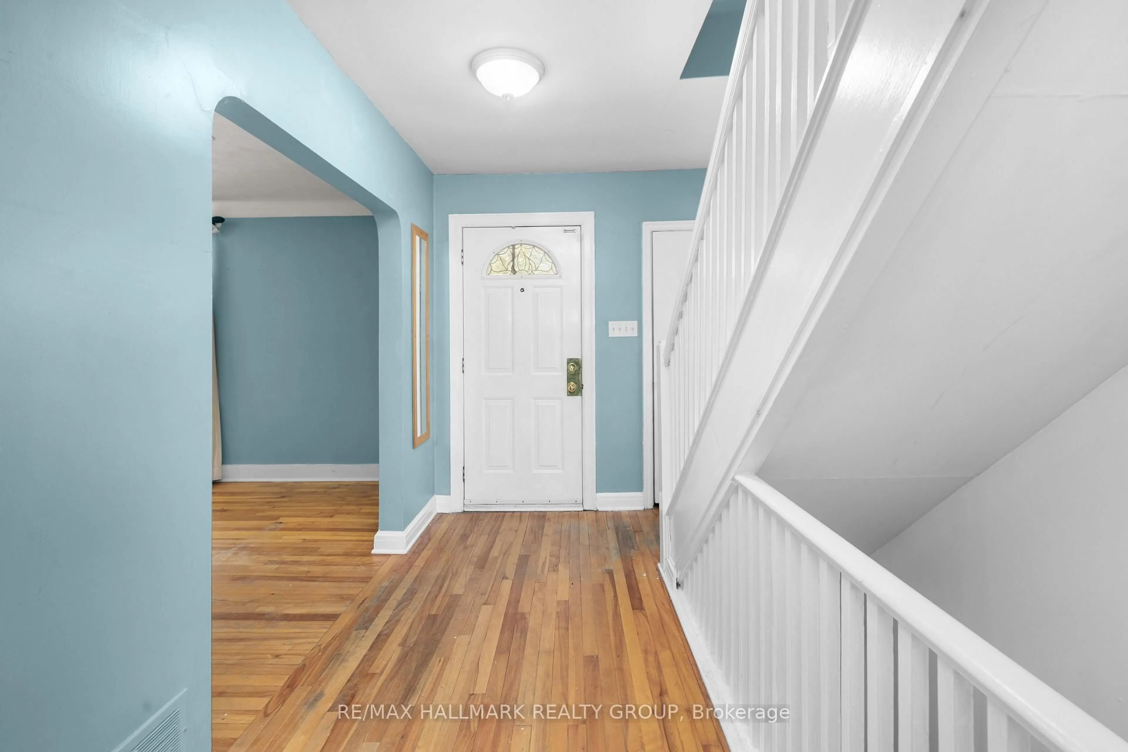 Indoor entryway for 824 Byron Ave, Ottawa Ontario K2A 0H7