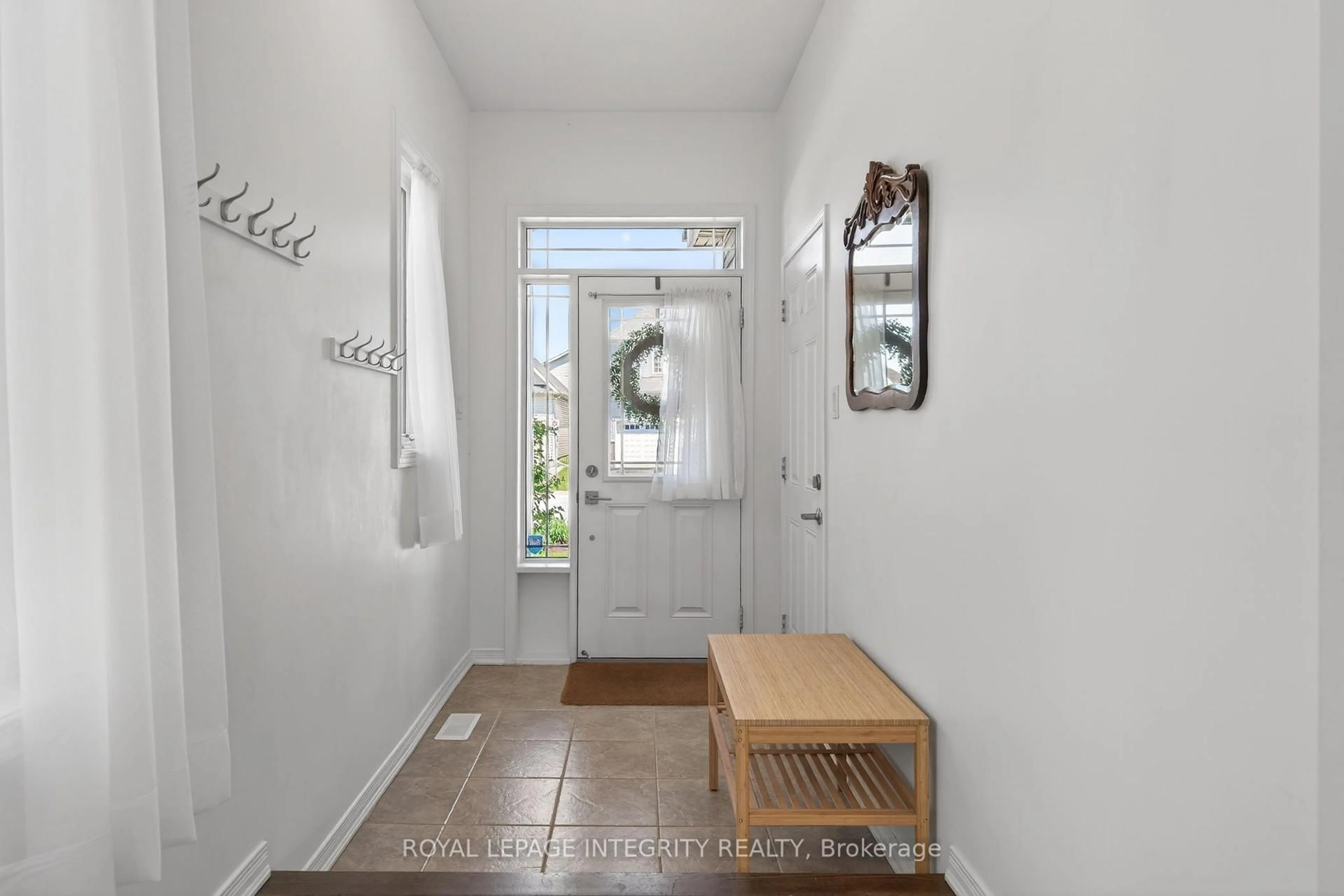 Indoor entryway for 2582 Tempo Dr, North Grenville Ontario K0G 1J0