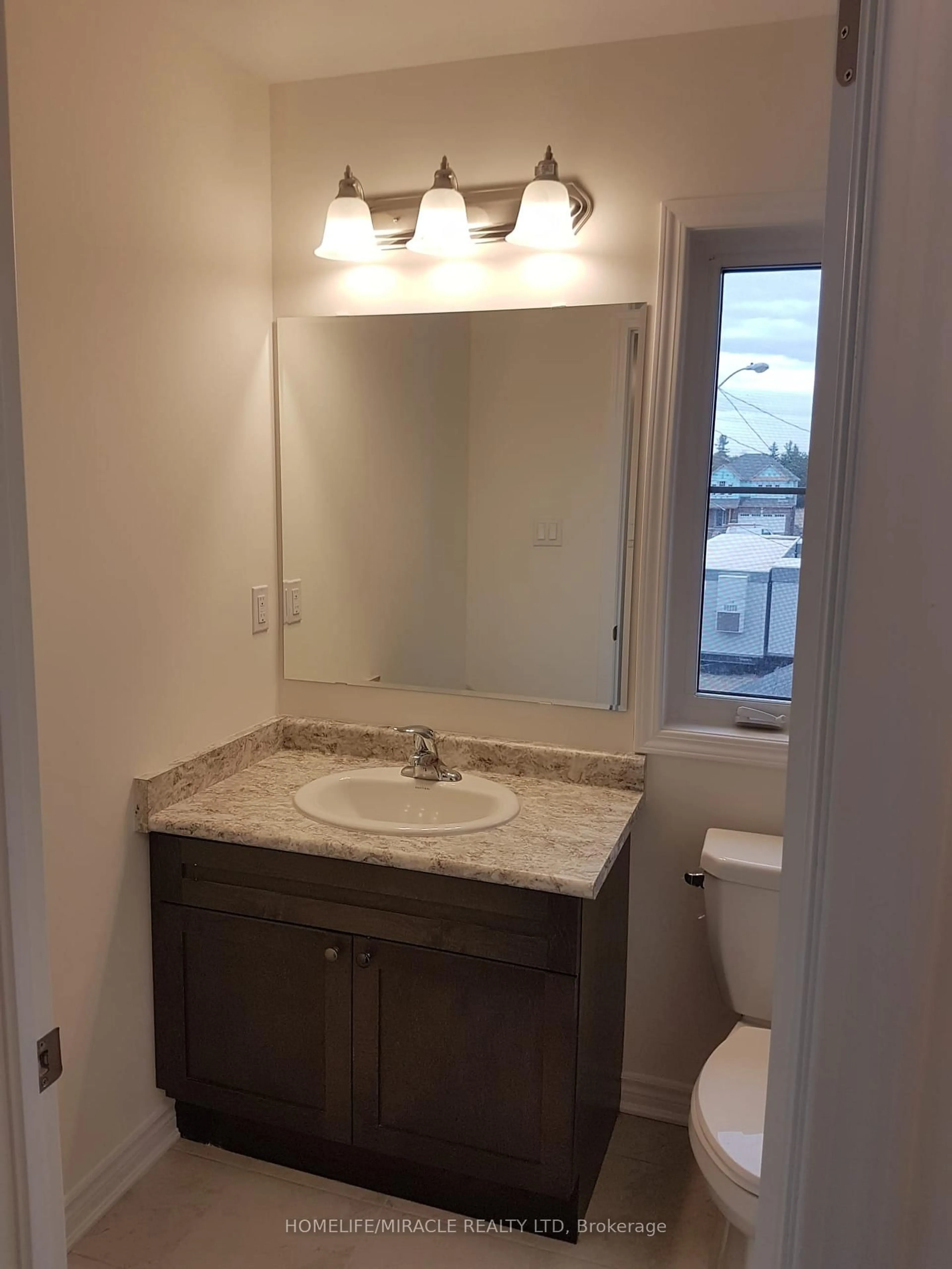 Standard bathroom, ceramic/tile floor for 71 Pointer St, Cambridge Ontario N3E 1A1