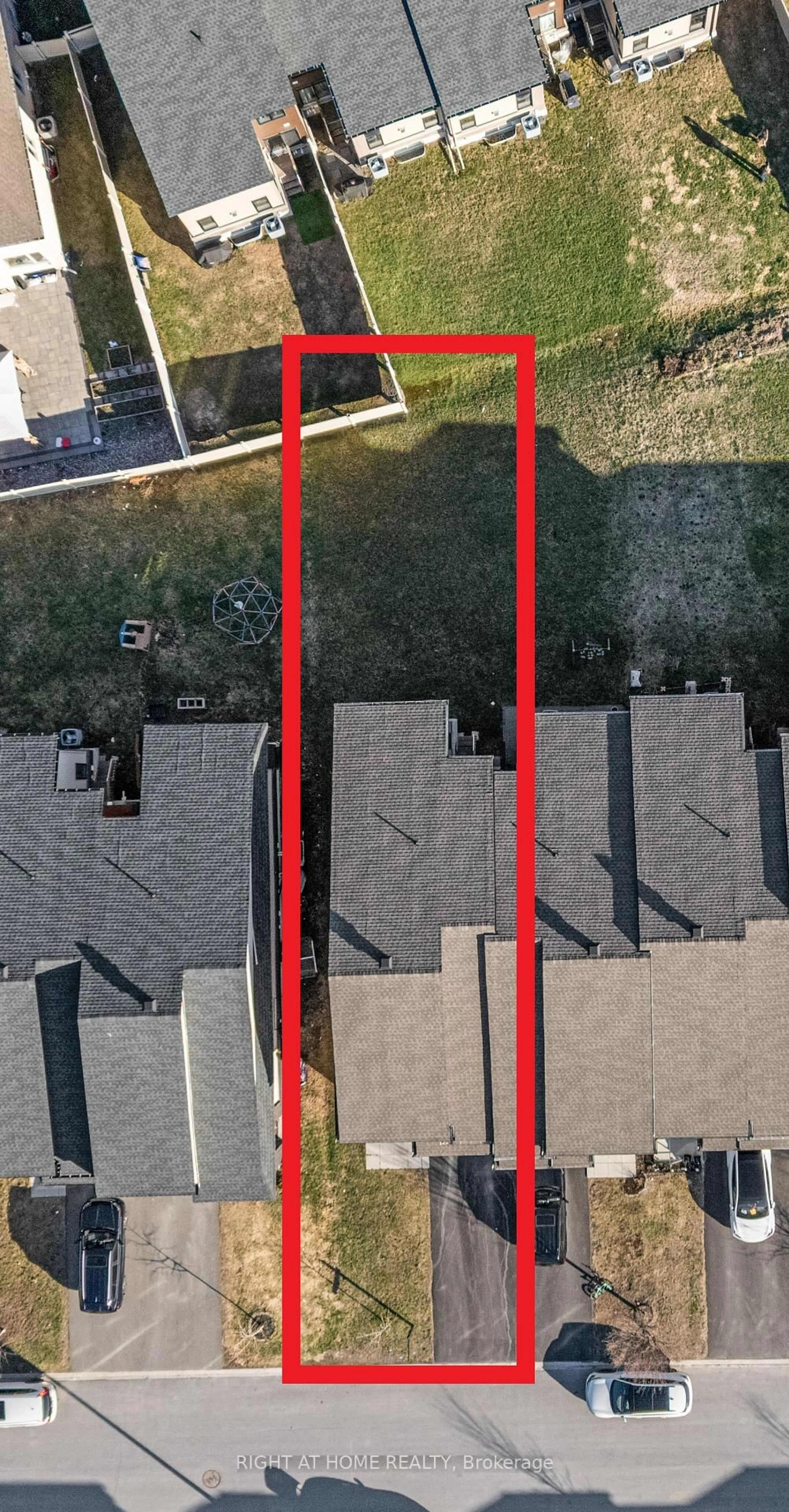A pic from outside/outdoor area/front of a property/back of a property/a pic from drone, city buildings view from balcony for 35 PLANK St, Ottawa Ontario K2V 0M4
