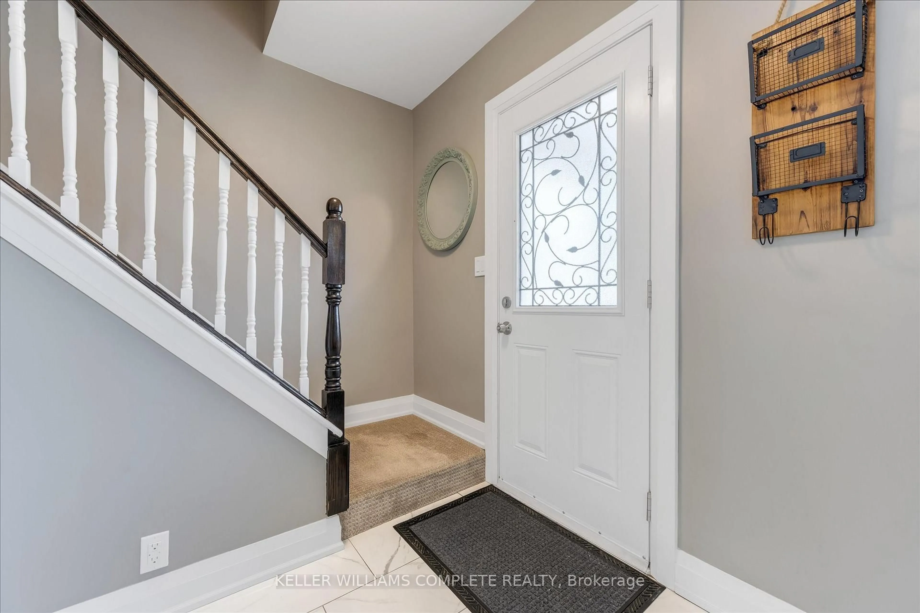 Indoor entryway for 196 CAMPBELL Ave, Hamilton Ontario L8H 2G3