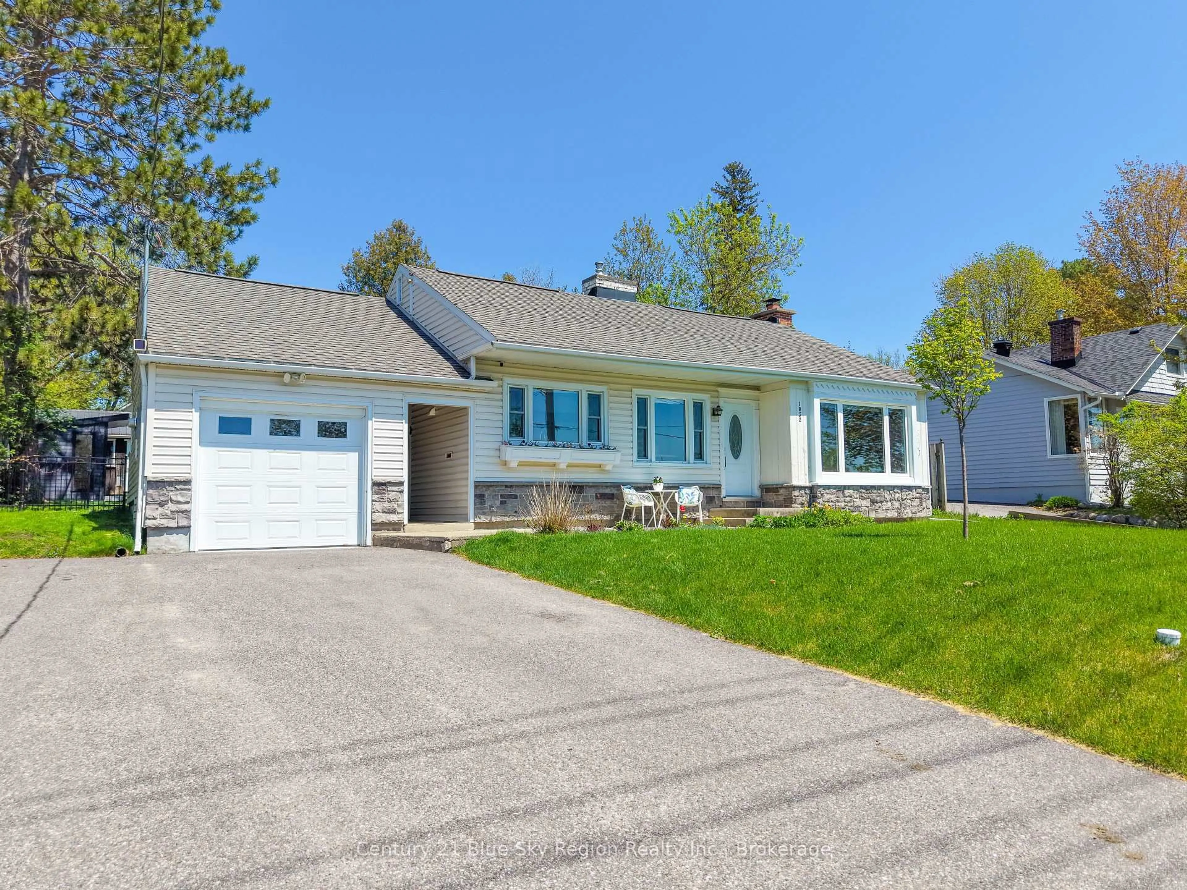 Home with vinyl exterior material, street for 1052 COPELAND St, North Bay Ontario P1B 3E6