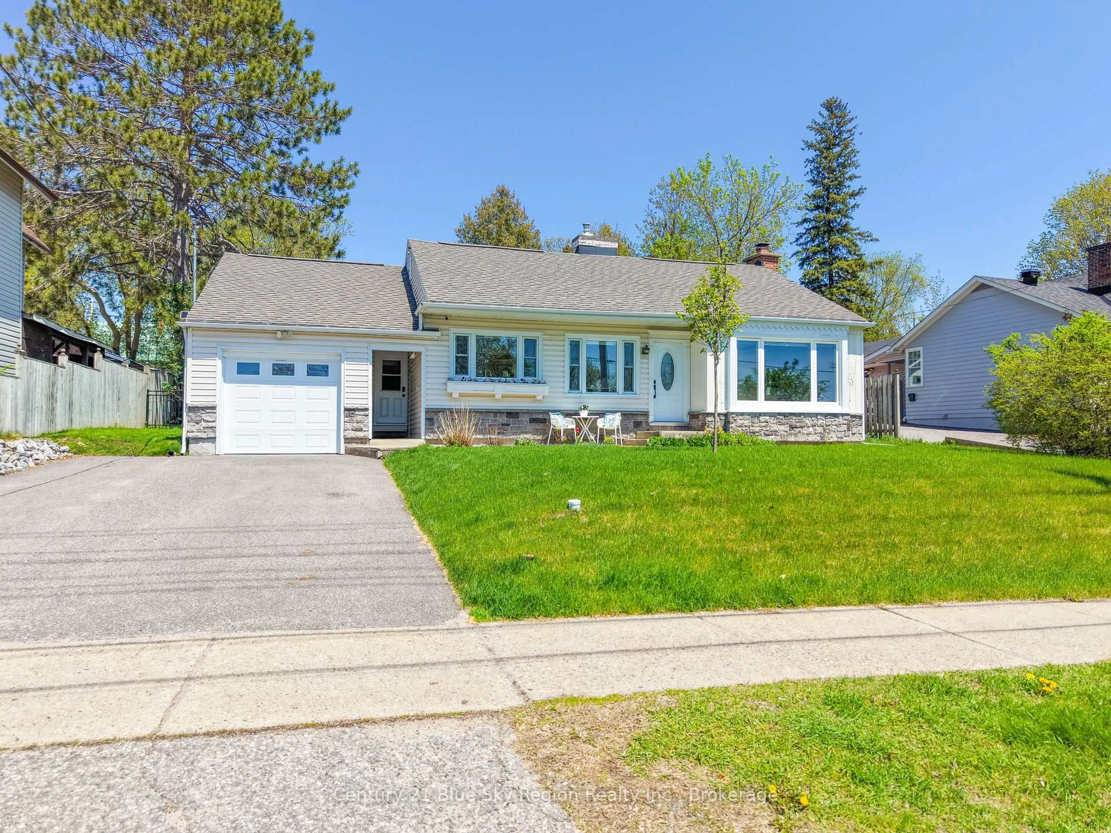 Home with vinyl exterior material, street for 1052 COPELAND St, North Bay Ontario P1B 3E6