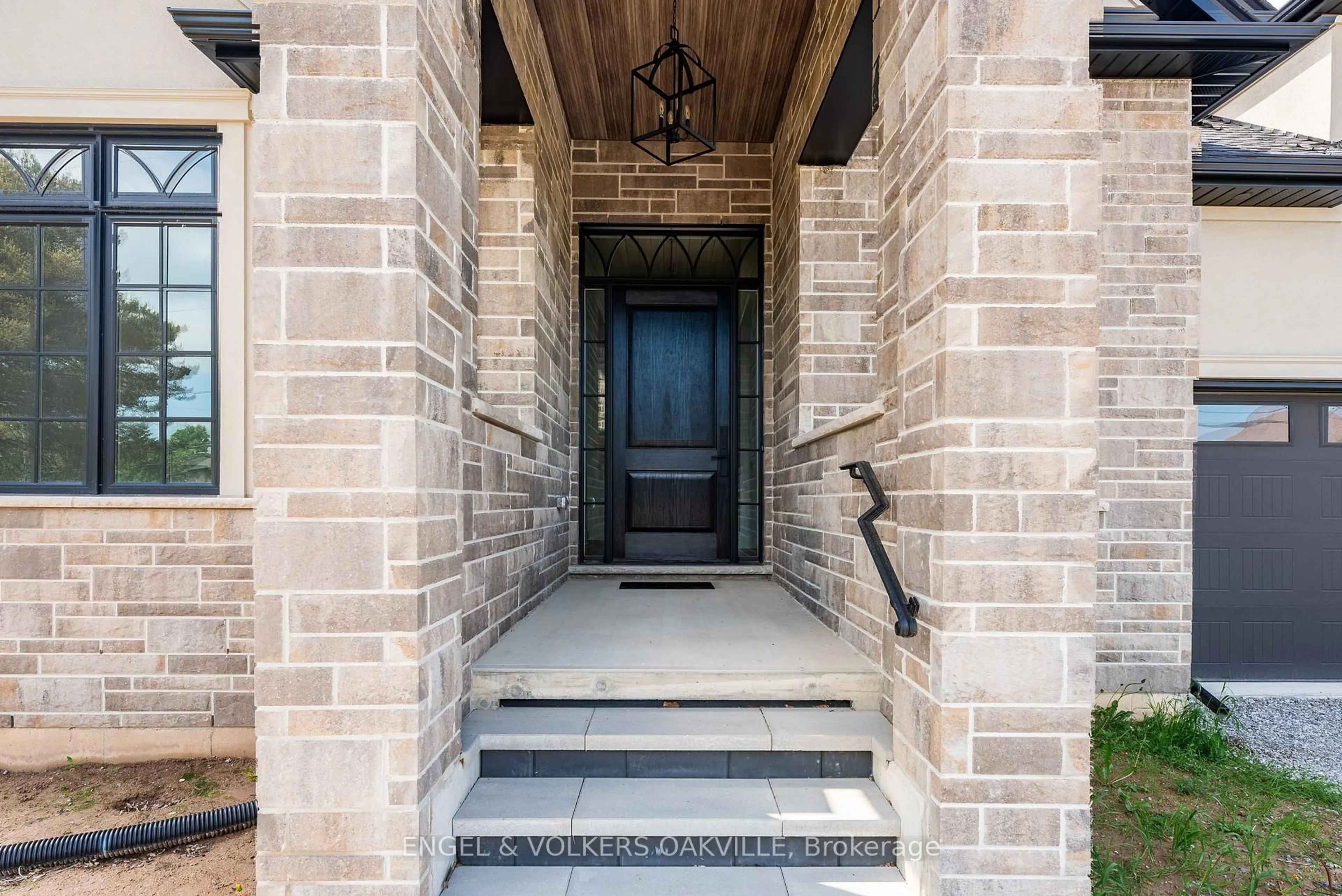Indoor entryway for 727 Warner Rd, Niagara-on-the-Lake Ontario L0S 1P0