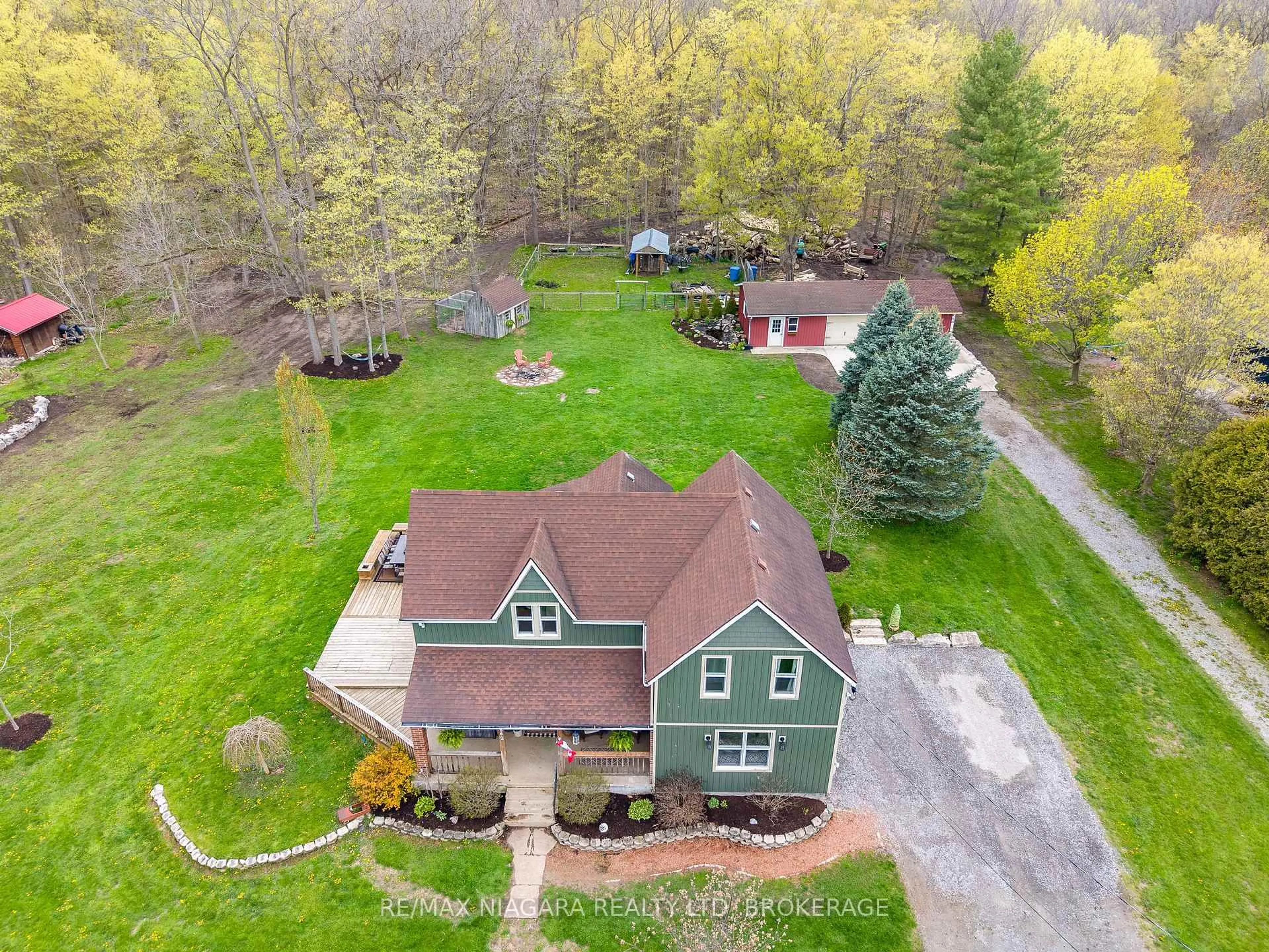 A pic from outside/outdoor area/front of a property/back of a property/a pic from drone, unknown for 662 Empire Rd, Port Colborne Ontario L0S 1R0