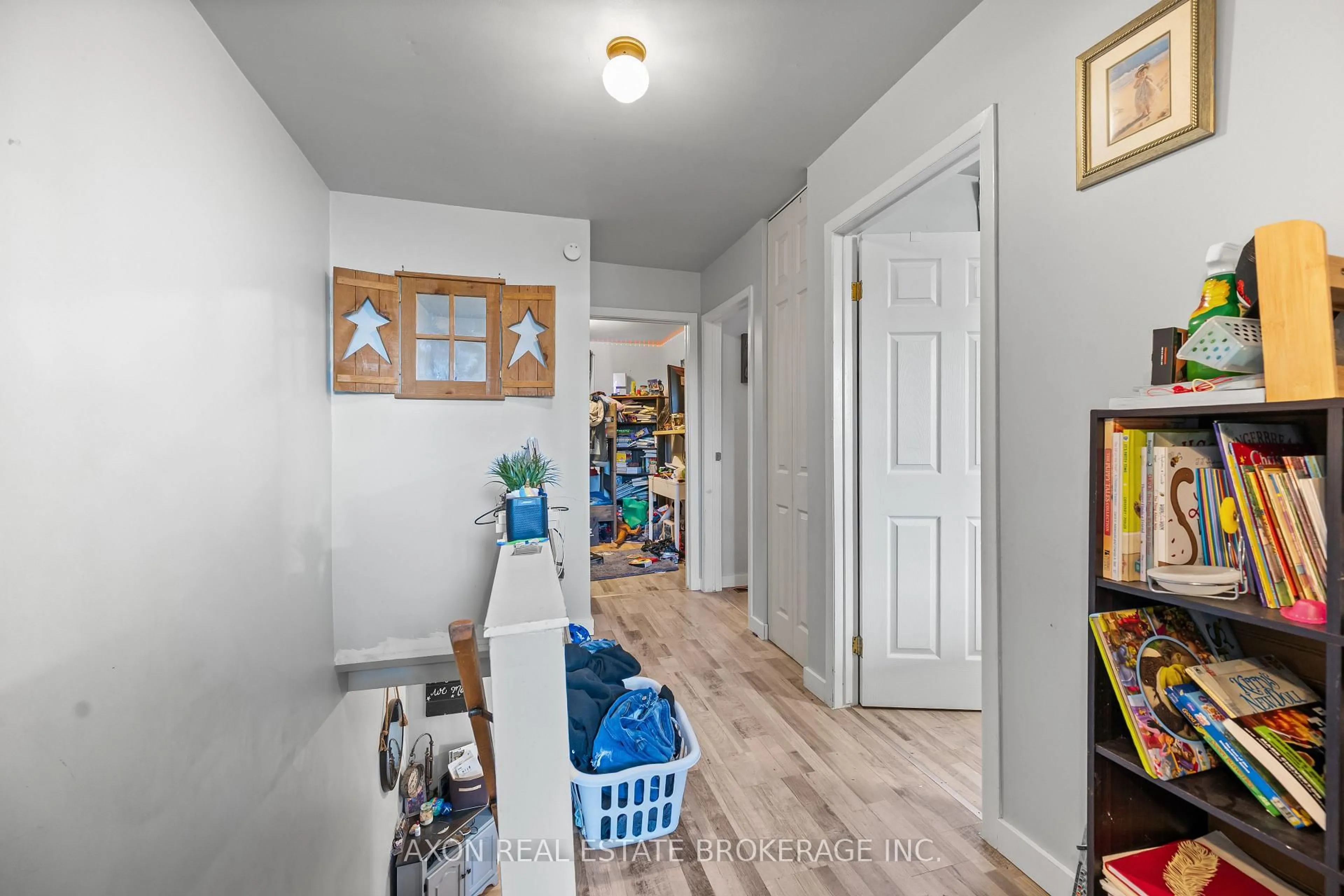 Indoor entryway for 869 Oakview Ave, Kingston Ontario K7M 6V4