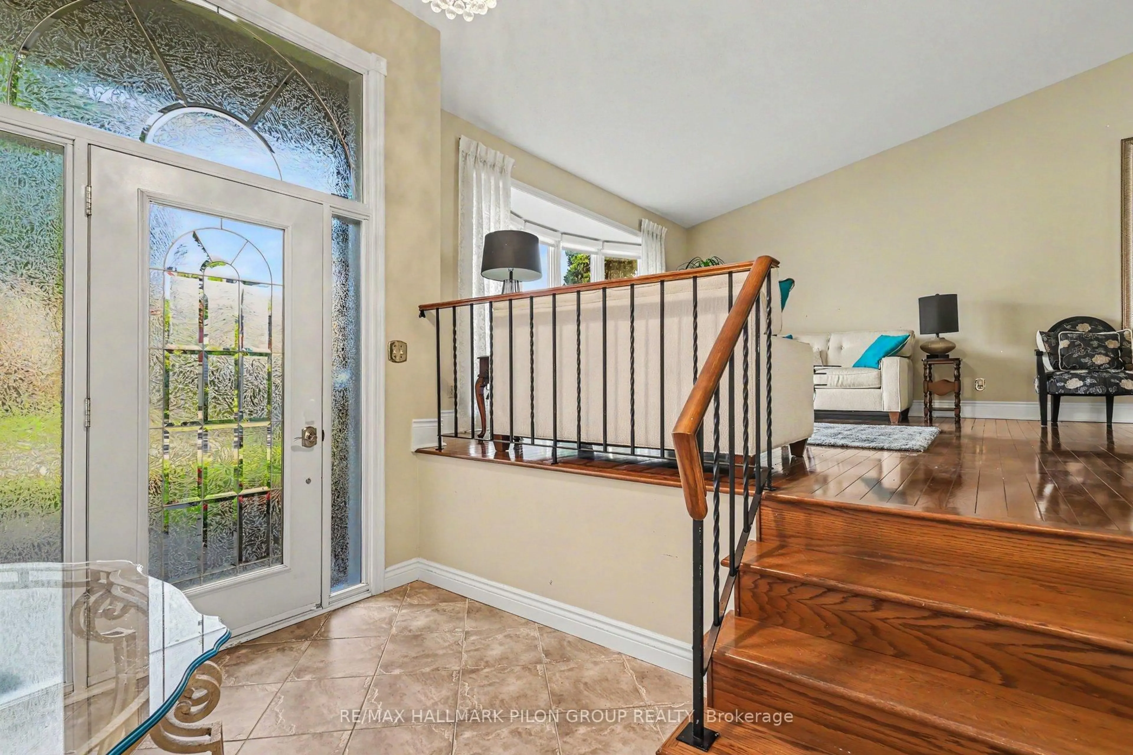 Indoor entryway for 6350 Larmond Ave, Ottawa Ontario K1C 2H6