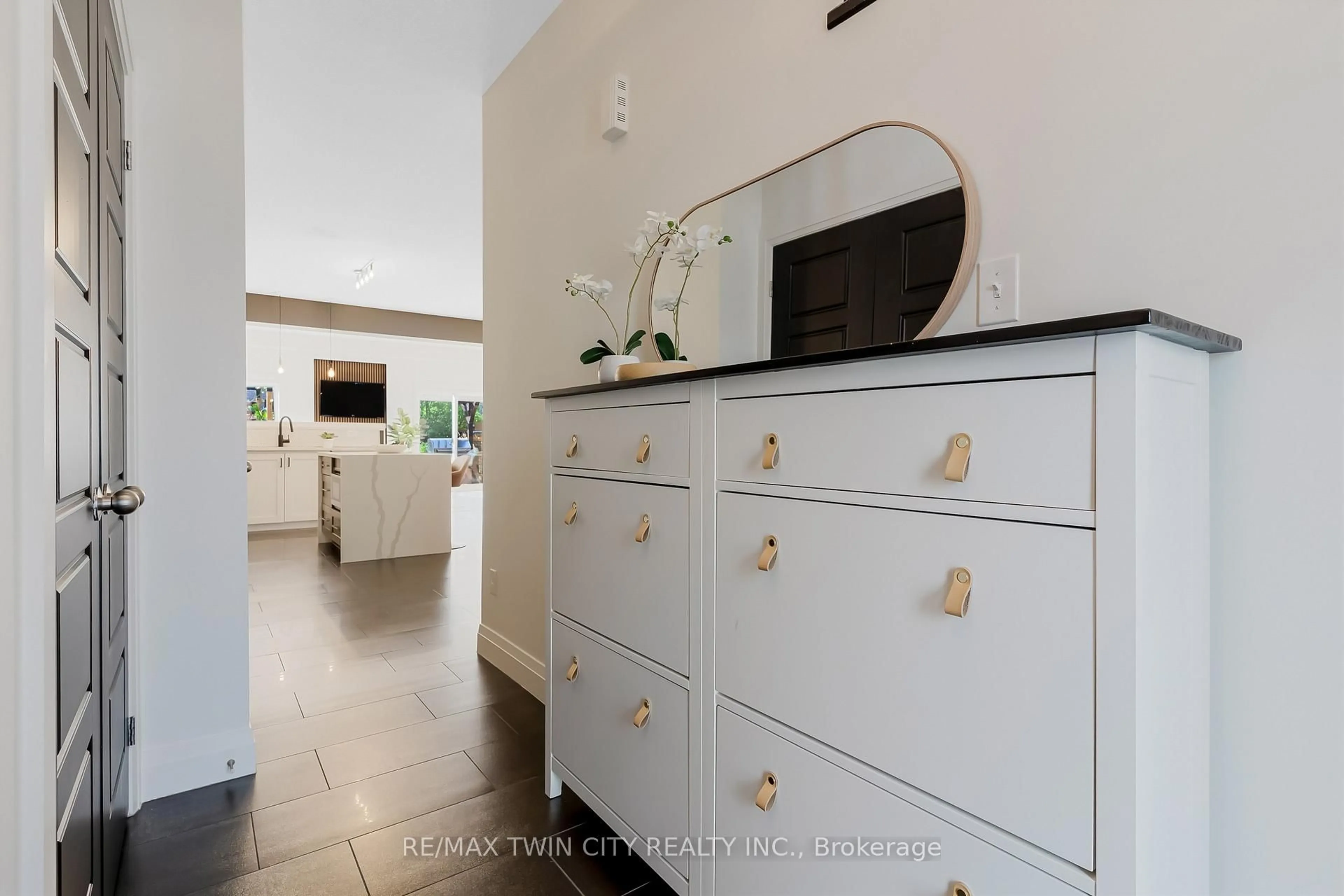 Indoor entryway for 195 Hardcastle Dr, Cambridge Ontario N1S 0A8