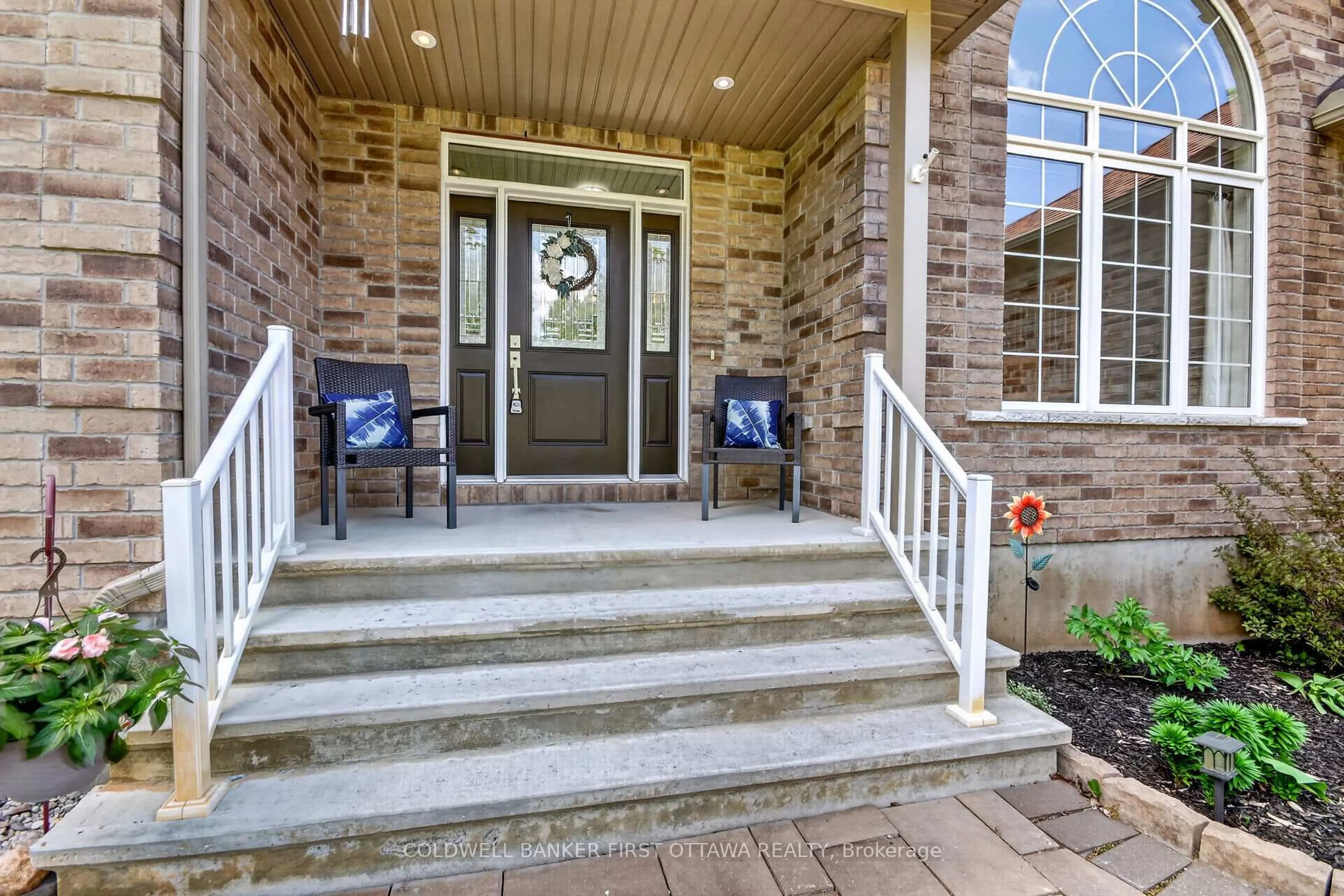 Indoor entryway for 719 Jordan St, Carleton Place Ontario K7C 0C4
