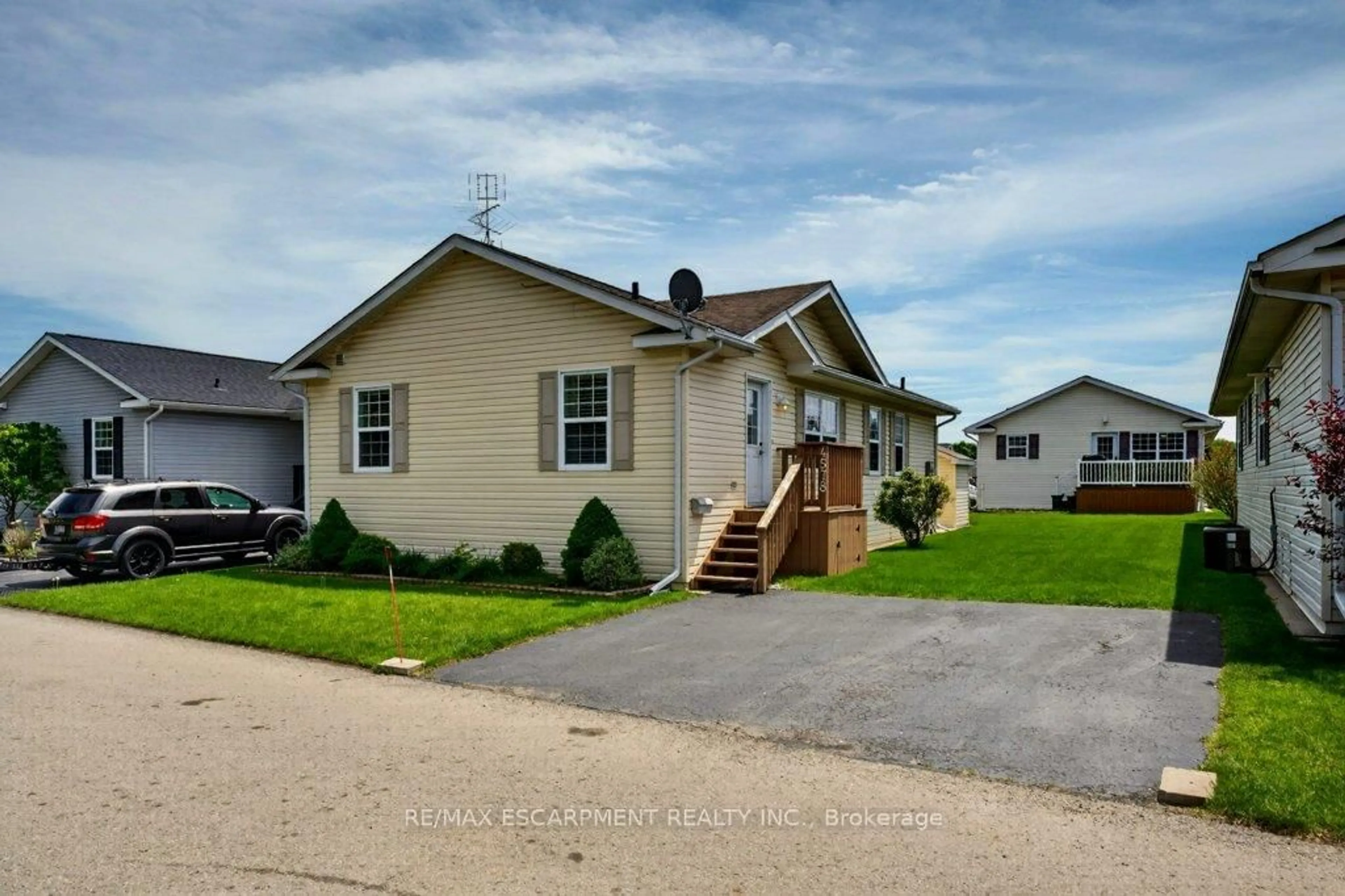 Home with vinyl exterior material, street for 4578 Susanna Lane, Lincoln Ontario L3J 0W1