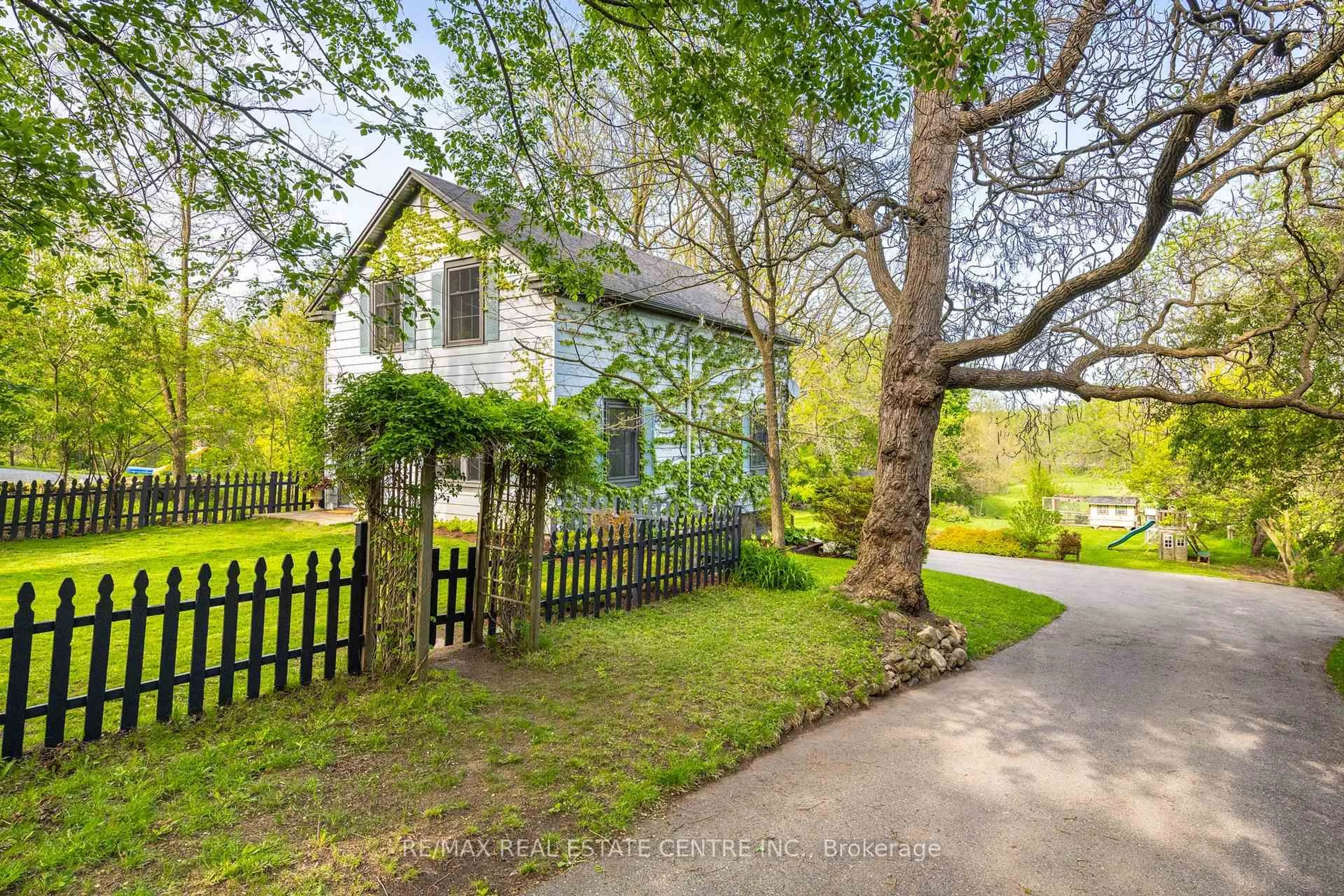 A pic from outside/outdoor area/front of a property/back of a property/a pic from drone, street for 287 West River Rd, Cambridge Ontario N1R 5S5