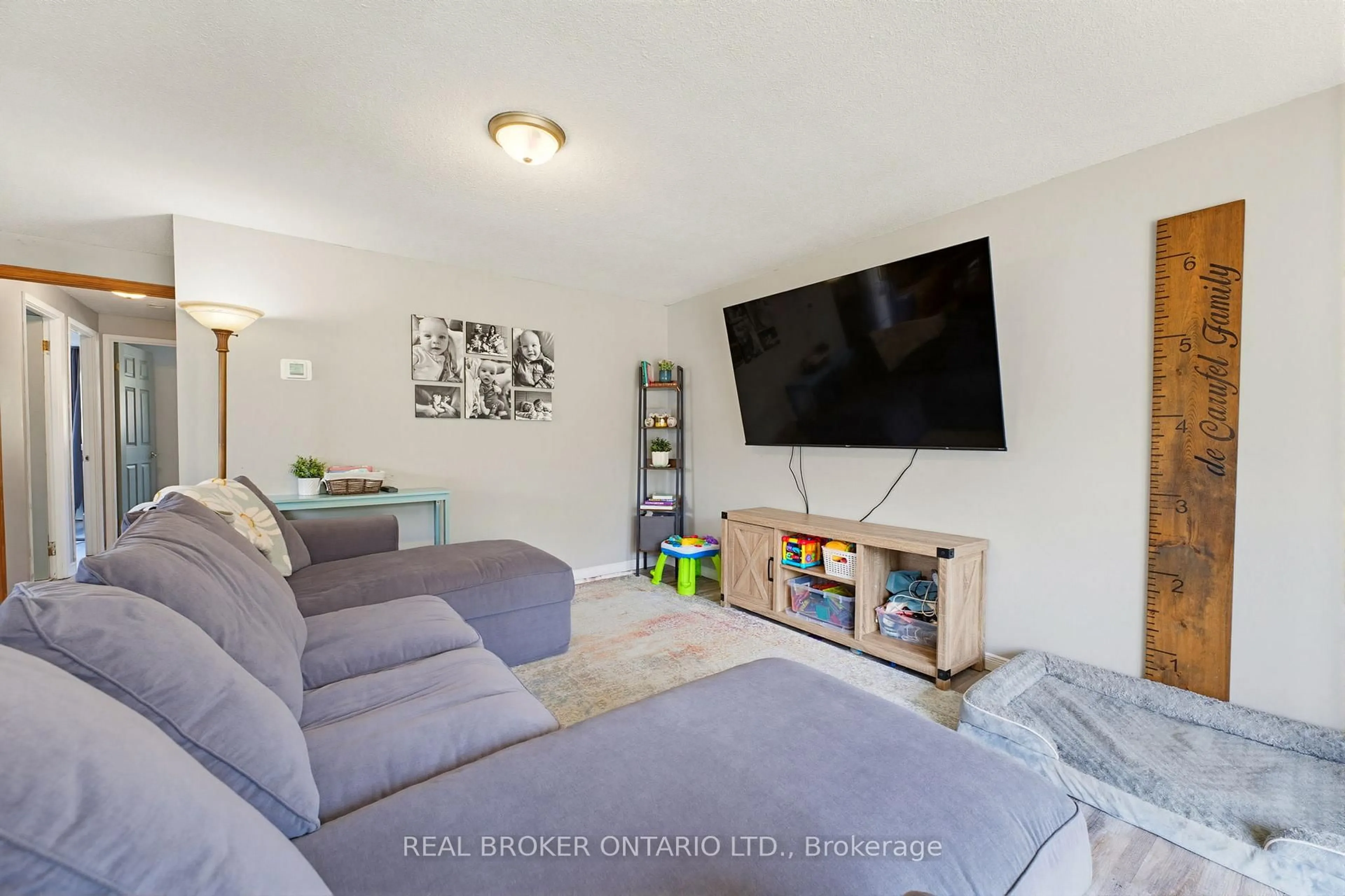 Living room with furniture, unknown for 26 Aspen Cres, Woolwich Ontario N3B 1J8