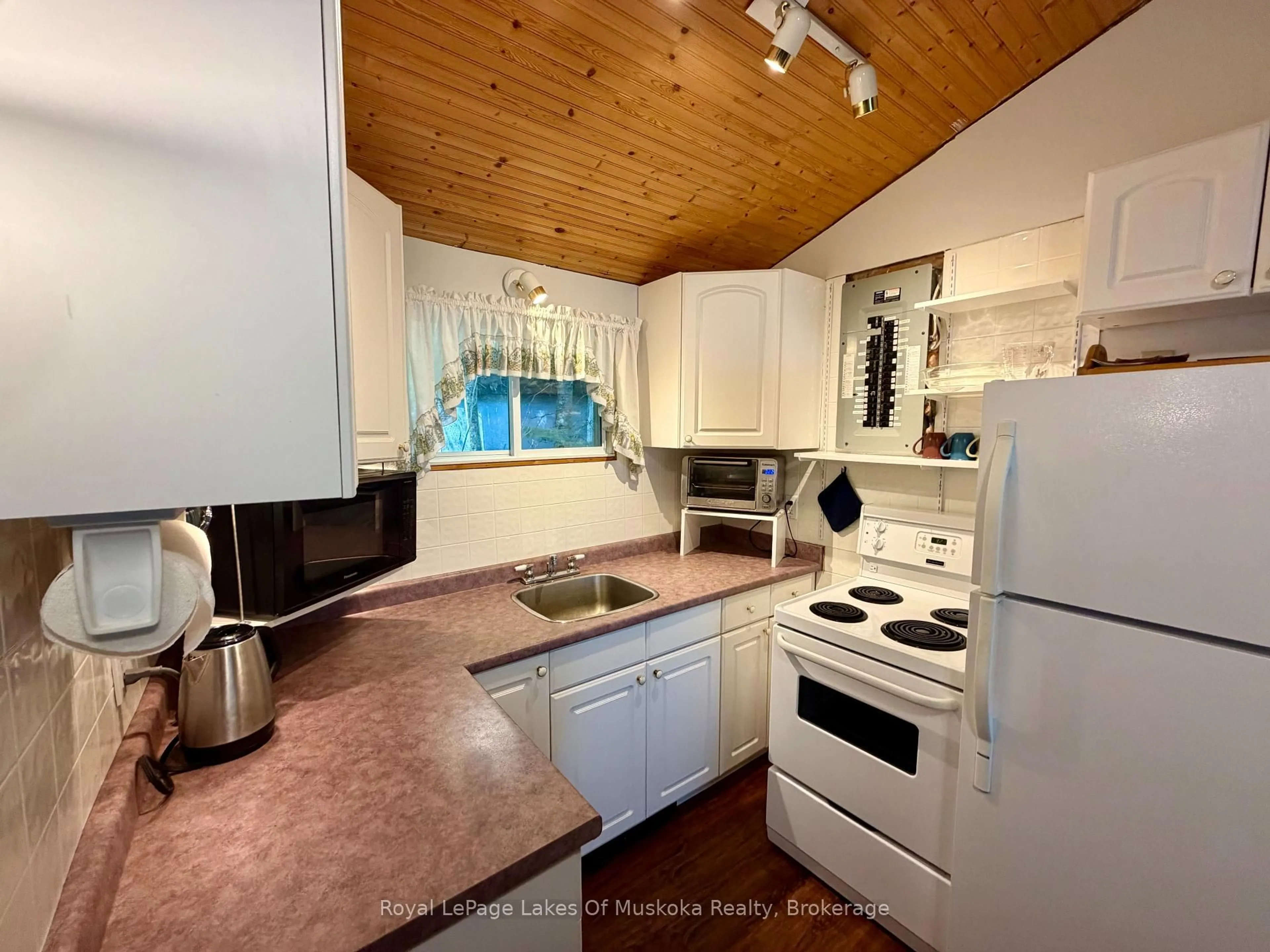 Standard kitchen, unknown for 1082 Lakeshore Dr, Bracebridge Ontario P1L 1X3