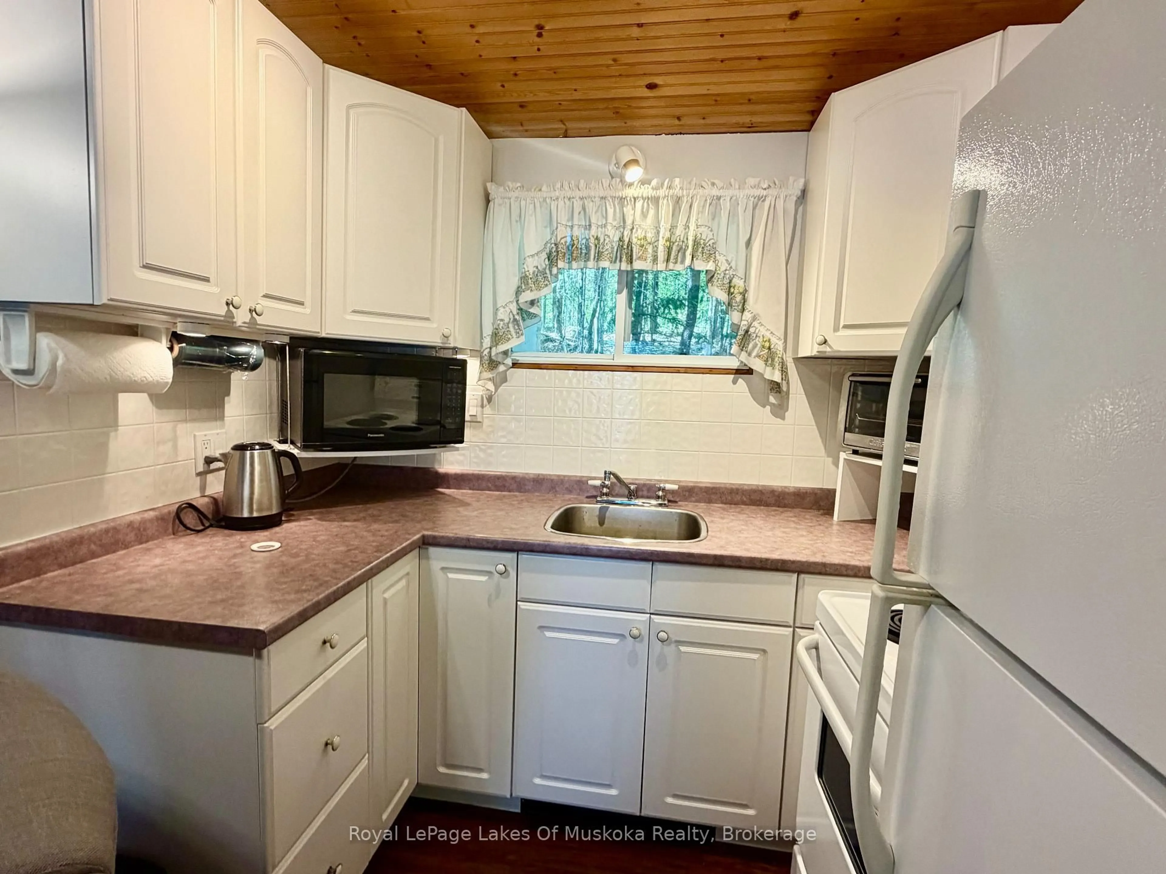 Standard kitchen, unknown for 1082 Lakeshore Dr, Bracebridge Ontario P1L 1X3