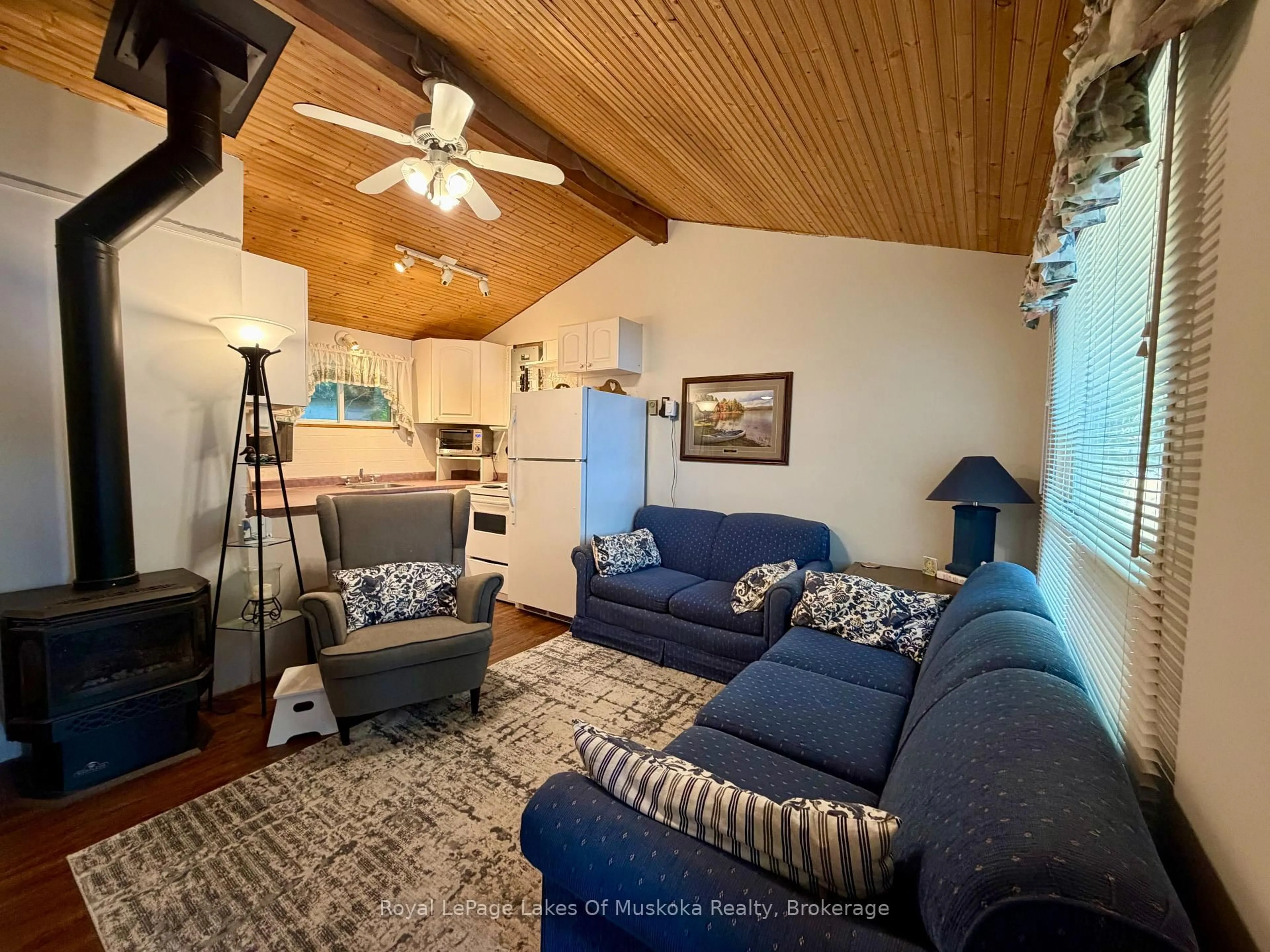 Living room with furniture, unknown for 1082 Lakeshore Dr, Bracebridge Ontario P1L 1X3