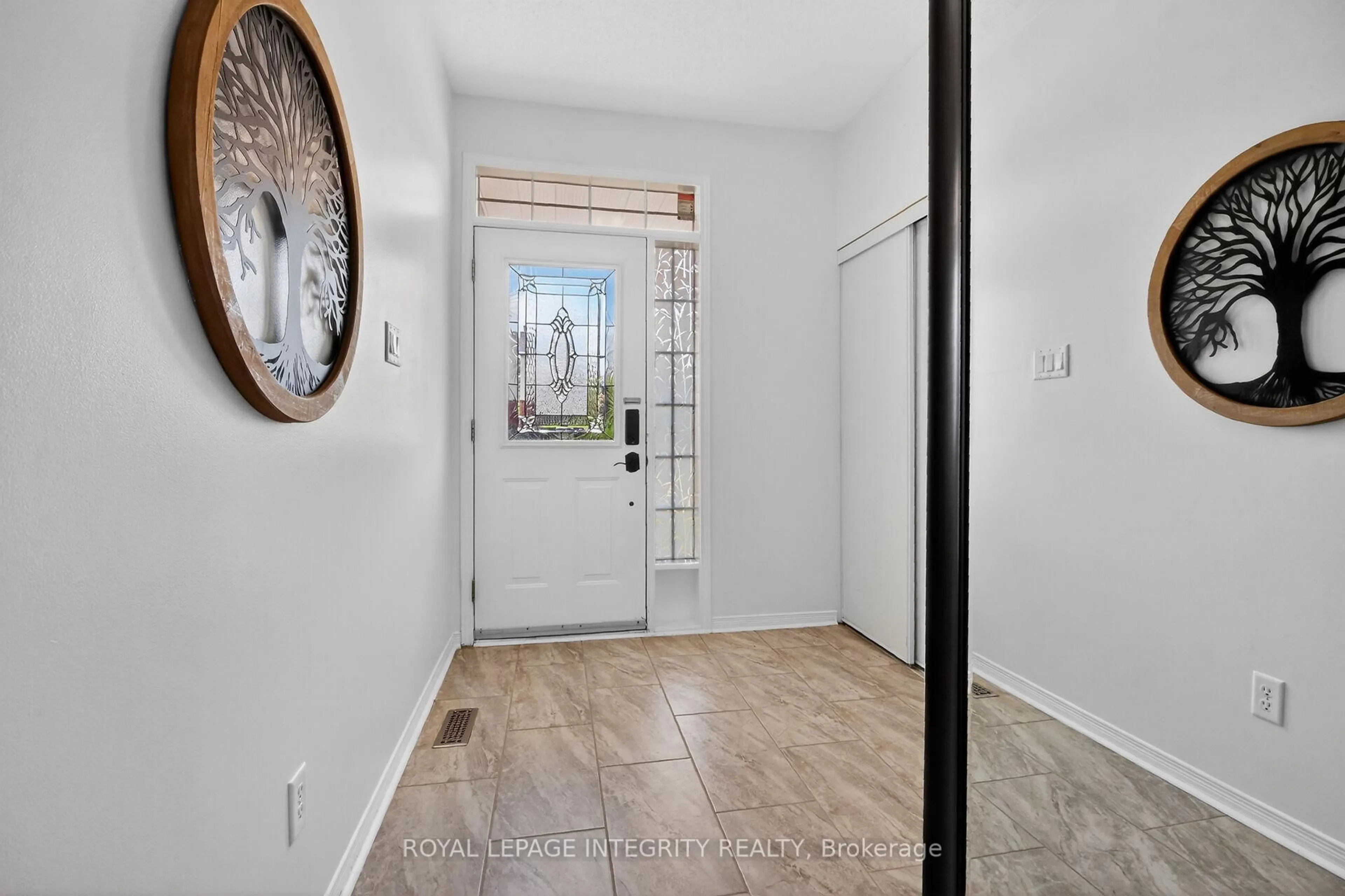Indoor entryway for 1 Chantilly Gate, Ottawa Ontario K2S 2B2