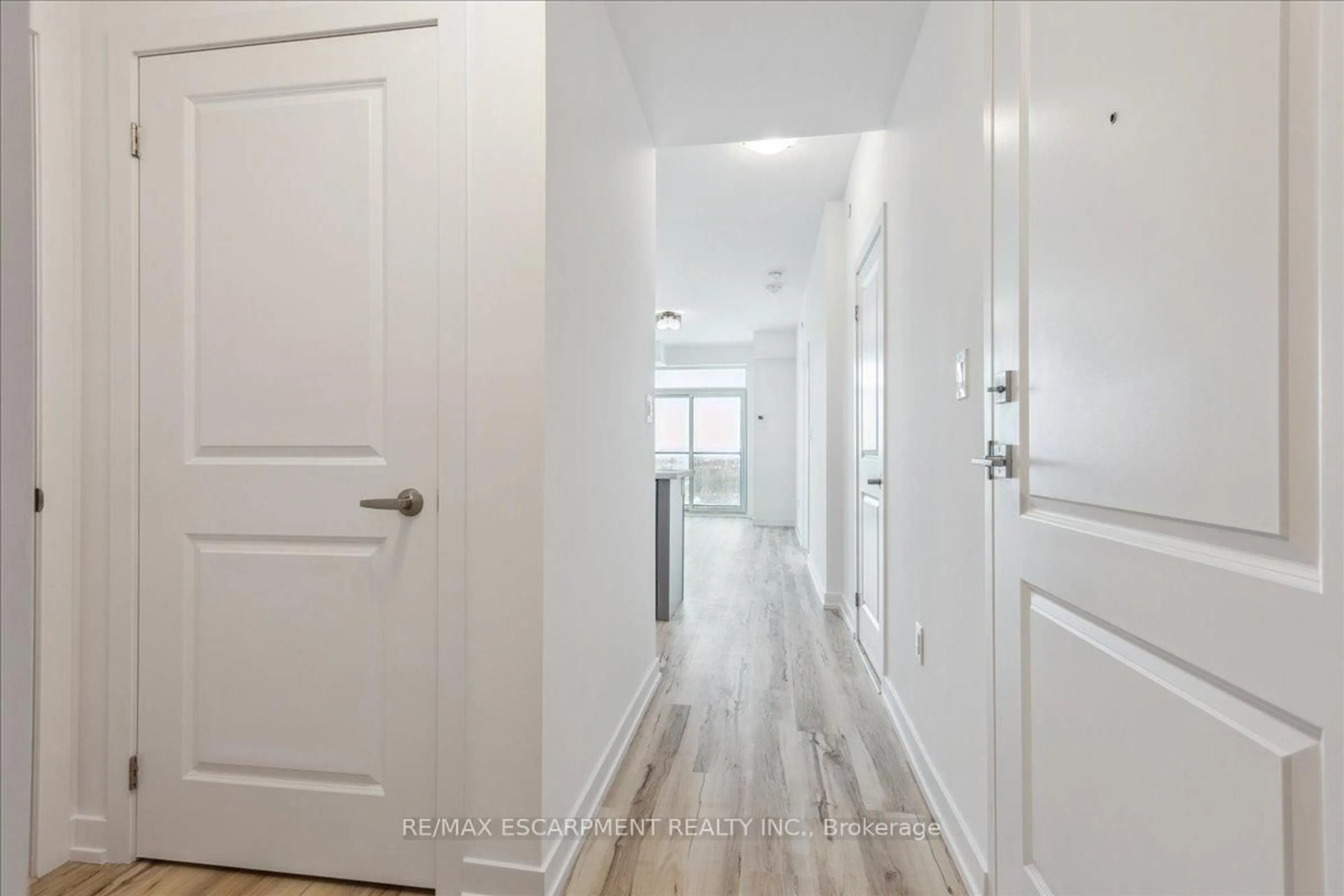 Indoor entryway for 450 Dundas St #1001, Hamilton Ontario L8B 1Z2