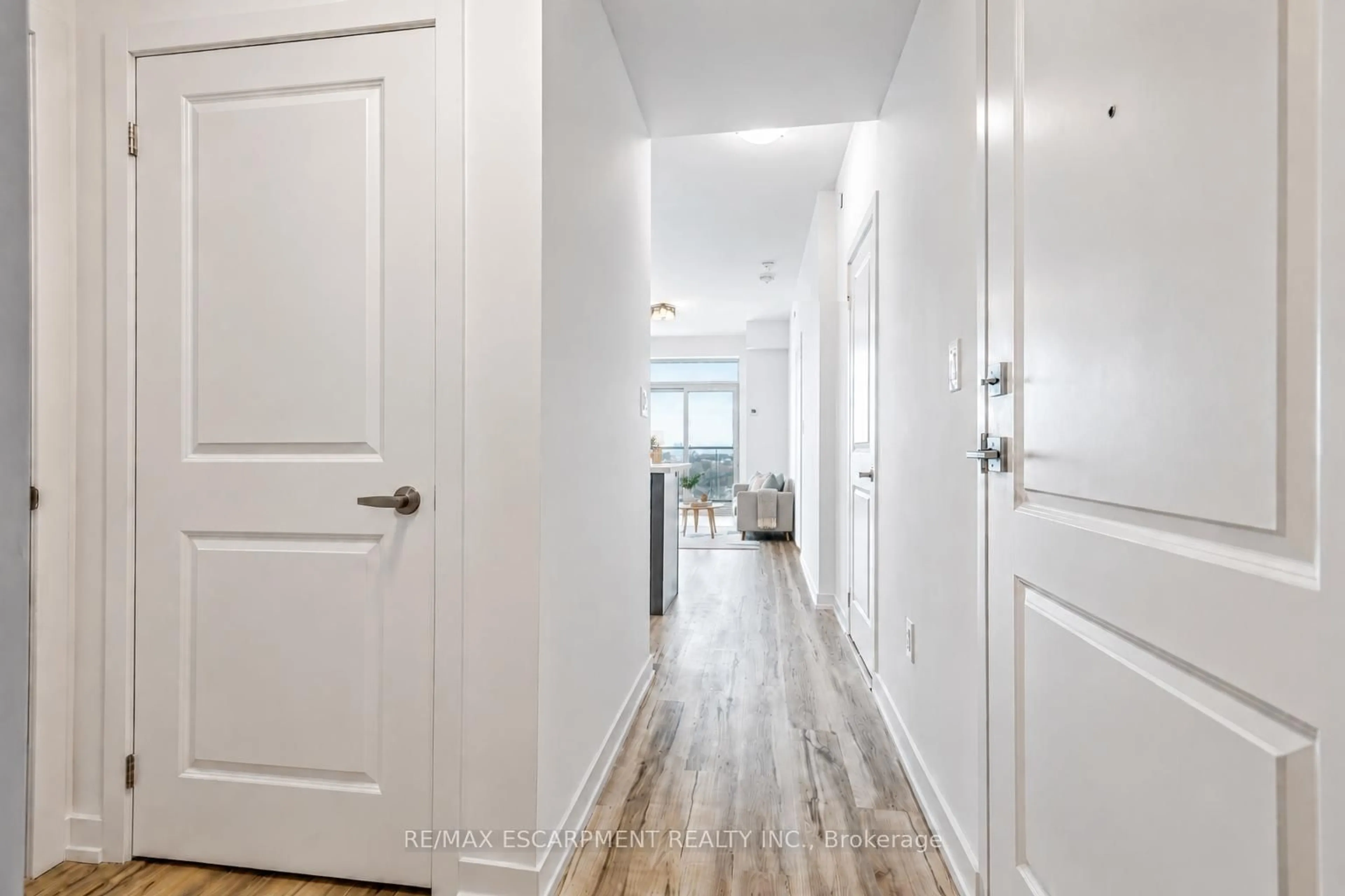 Indoor entryway for 450 Dundas St #1001, Hamilton Ontario L8B 1Z2