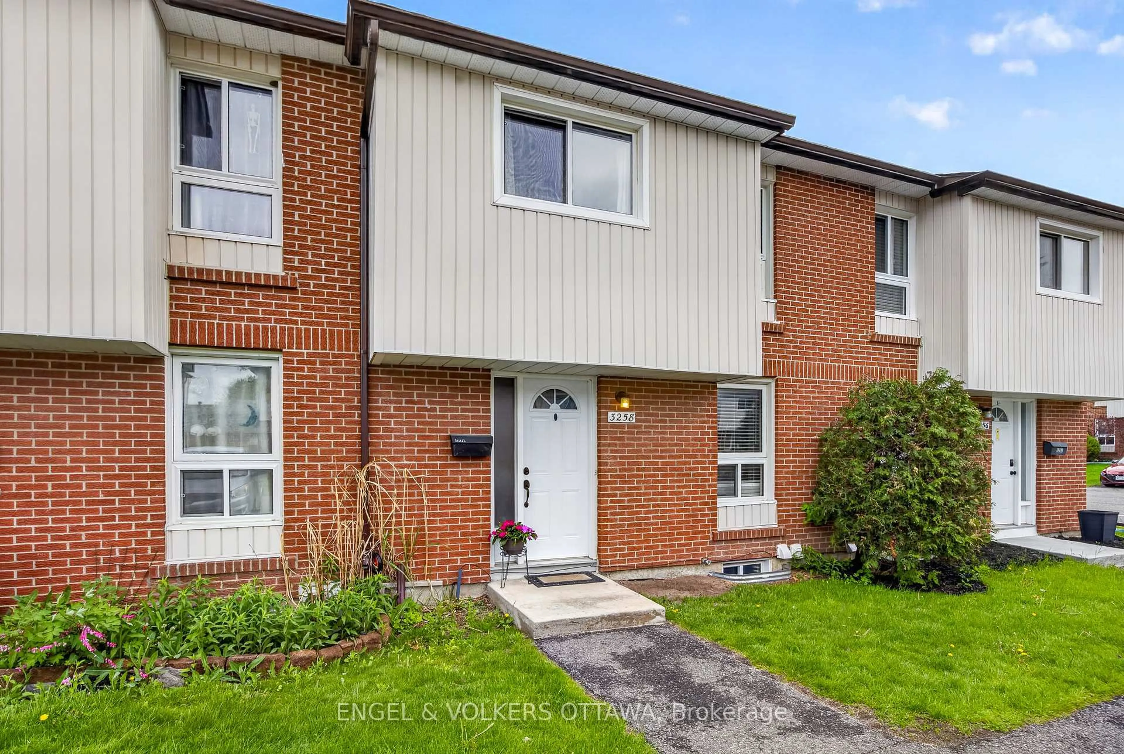 A pic from outside/outdoor area/front of a property/back of a property/a pic from drone, street for 3258 Bannon Way #60, Ottawa Ontario K1T 1T3