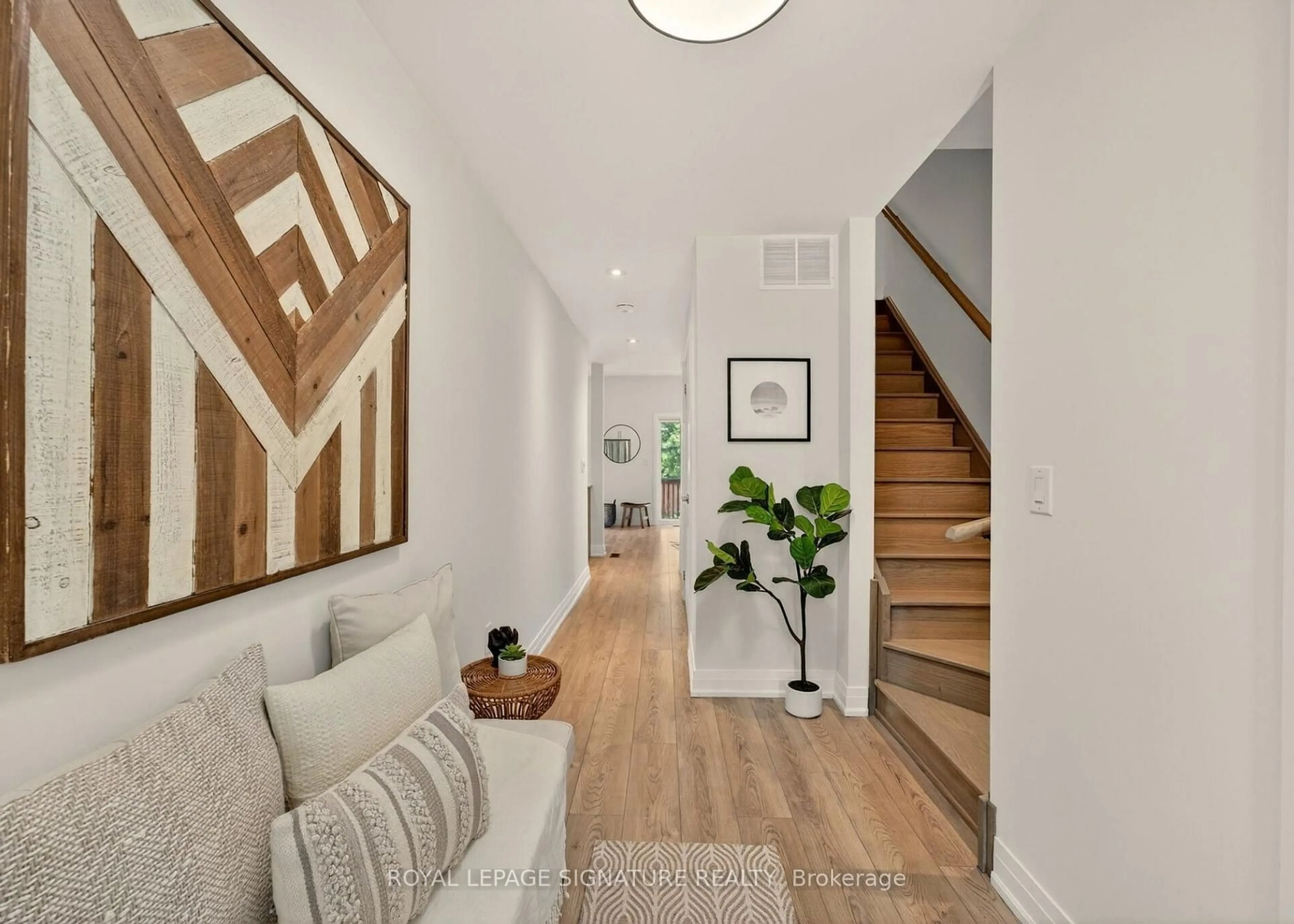 Indoor entryway for 393 Manitoba St #8, Bracebridge Ontario P1L 0G1