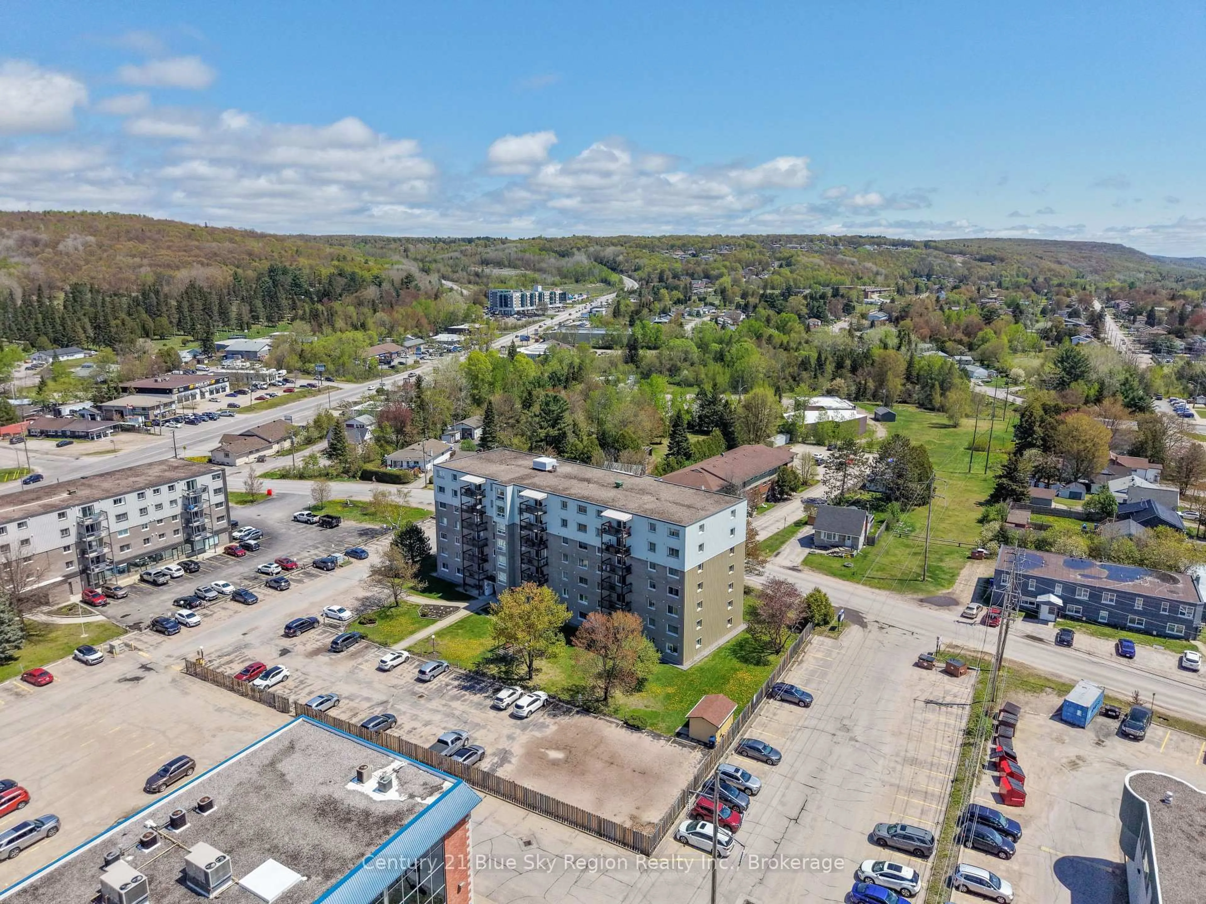 A pic from outside/outdoor area/front of a property/back of a property/a pic from drone, building for 935 Stockdale Rd #602, North Bay Ontario P1B 9L7