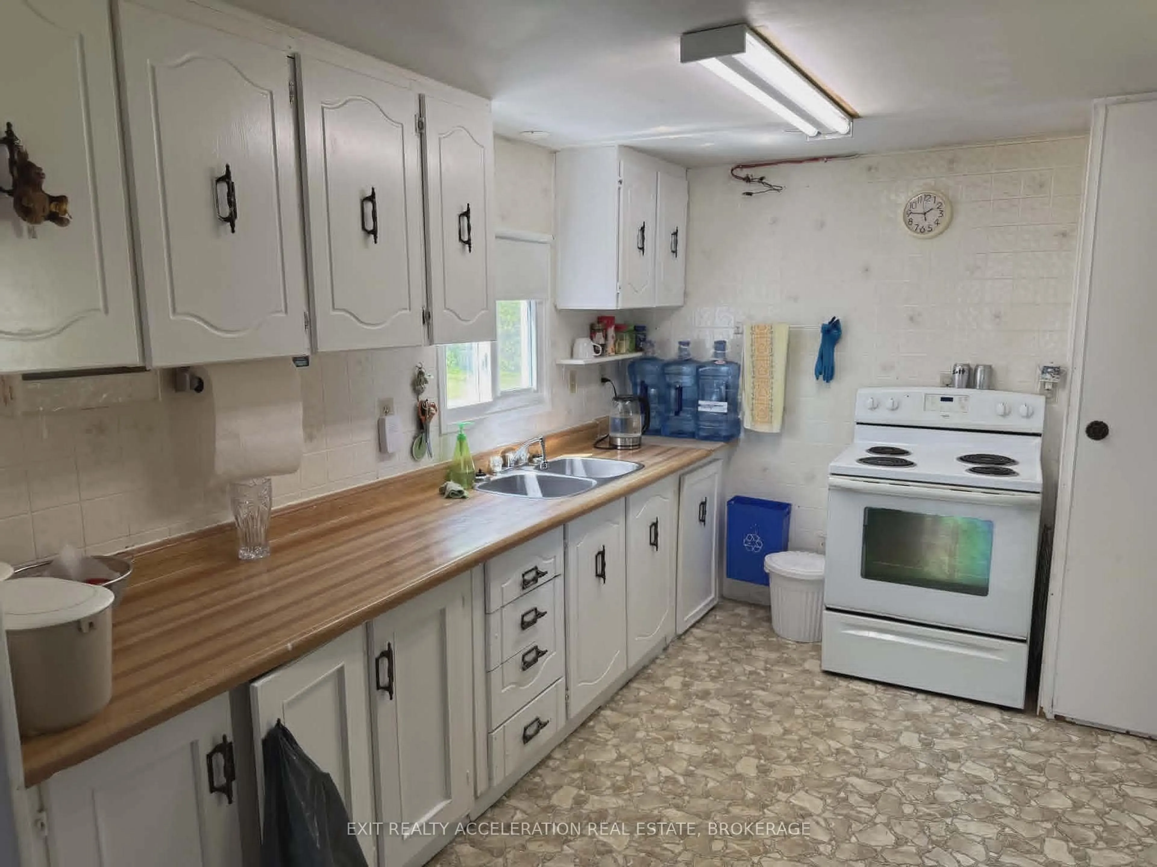 Standard kitchen, unknown for 3909 County Rd 9, Napanee Ontario K7R 3K8