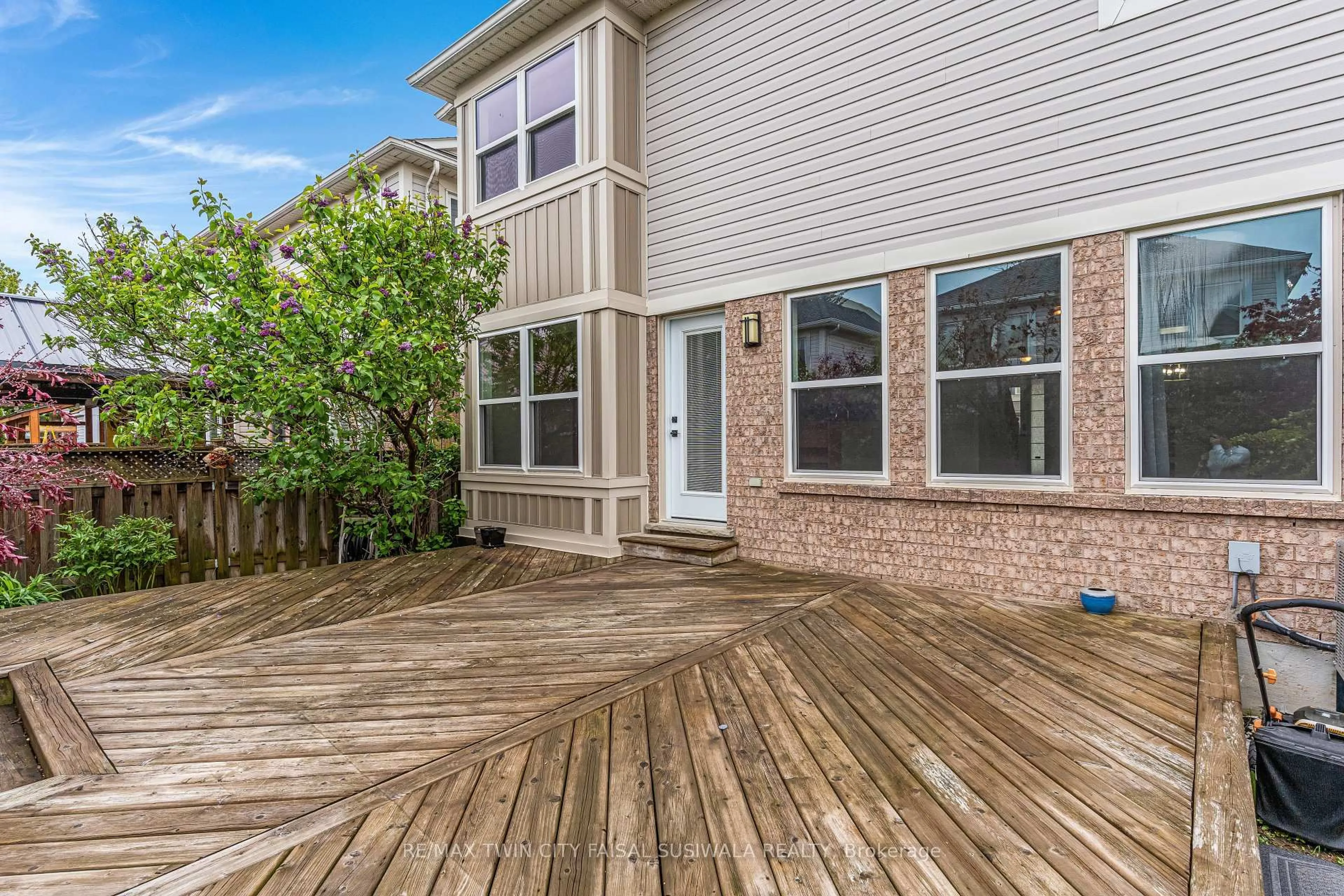 Patio, unknown for 92 Baggs Cres, Cambridge Ontario N1T 2E8