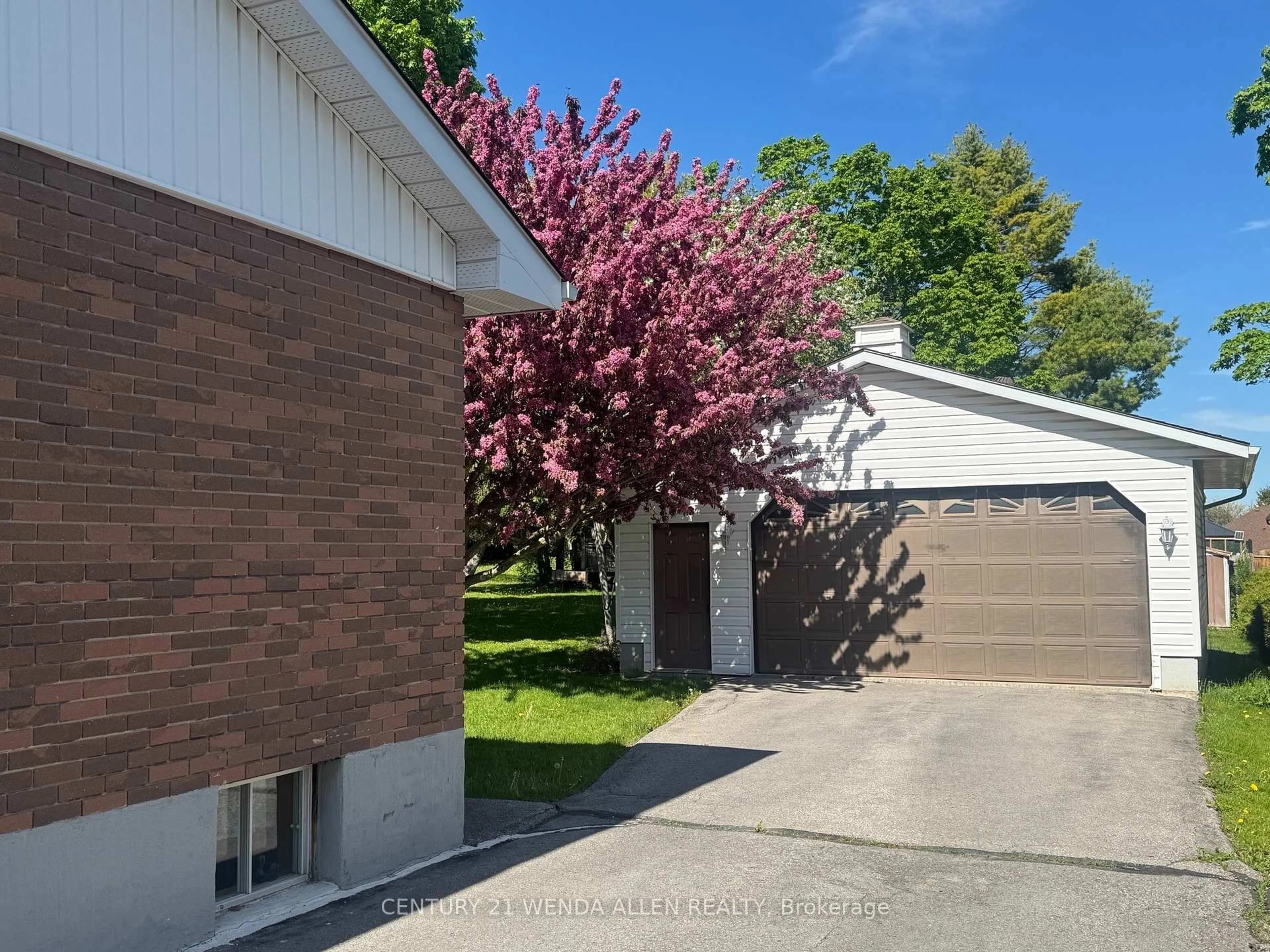 A pic from outside/outdoor area/front of a property/back of a property/a pic from drone, street for 63 Gilbert St, Belleville Ontario K8P 3G9