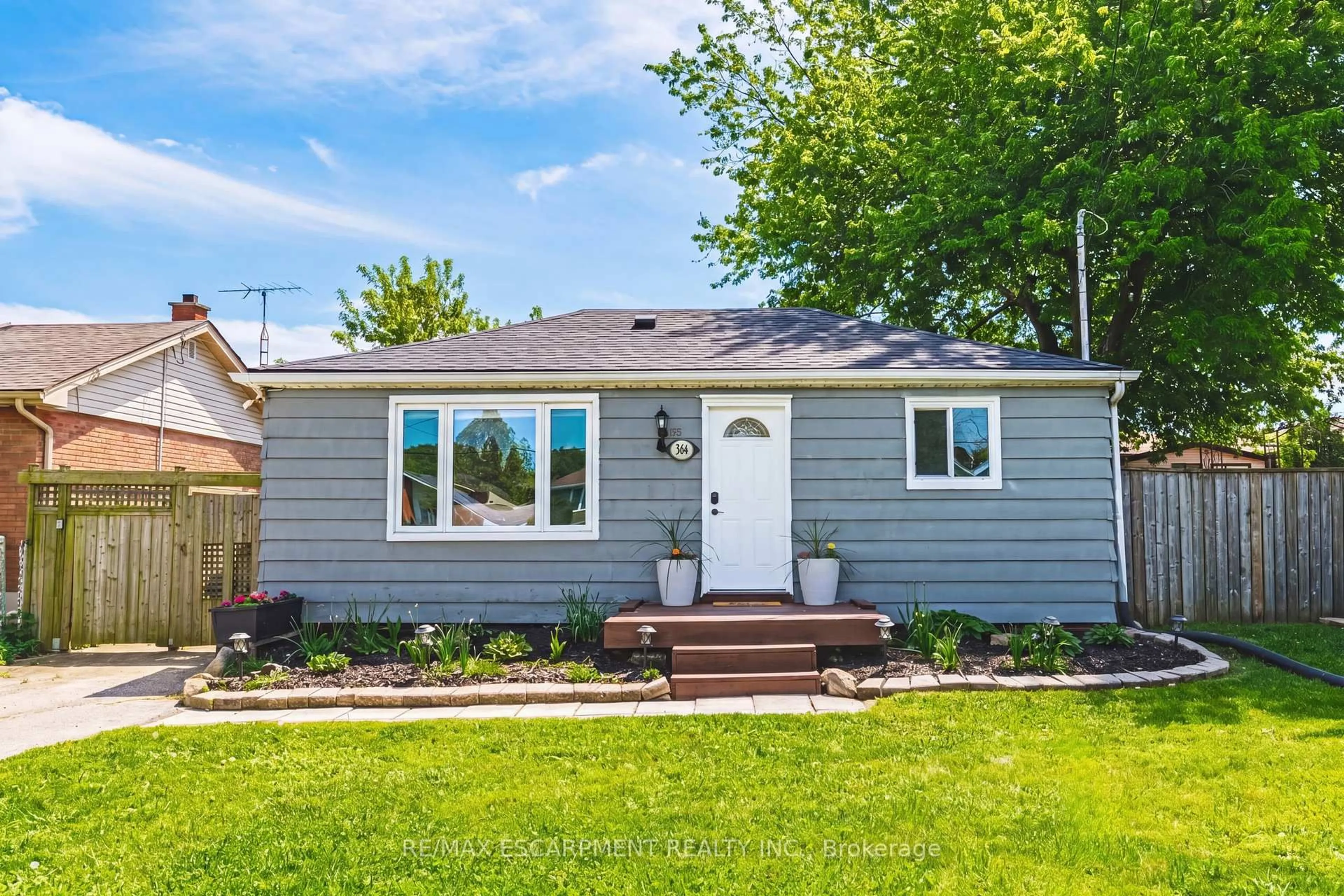Home with vinyl exterior material, street for 546 Mohawk Rd, Hamilton Ontario L8V 2J6