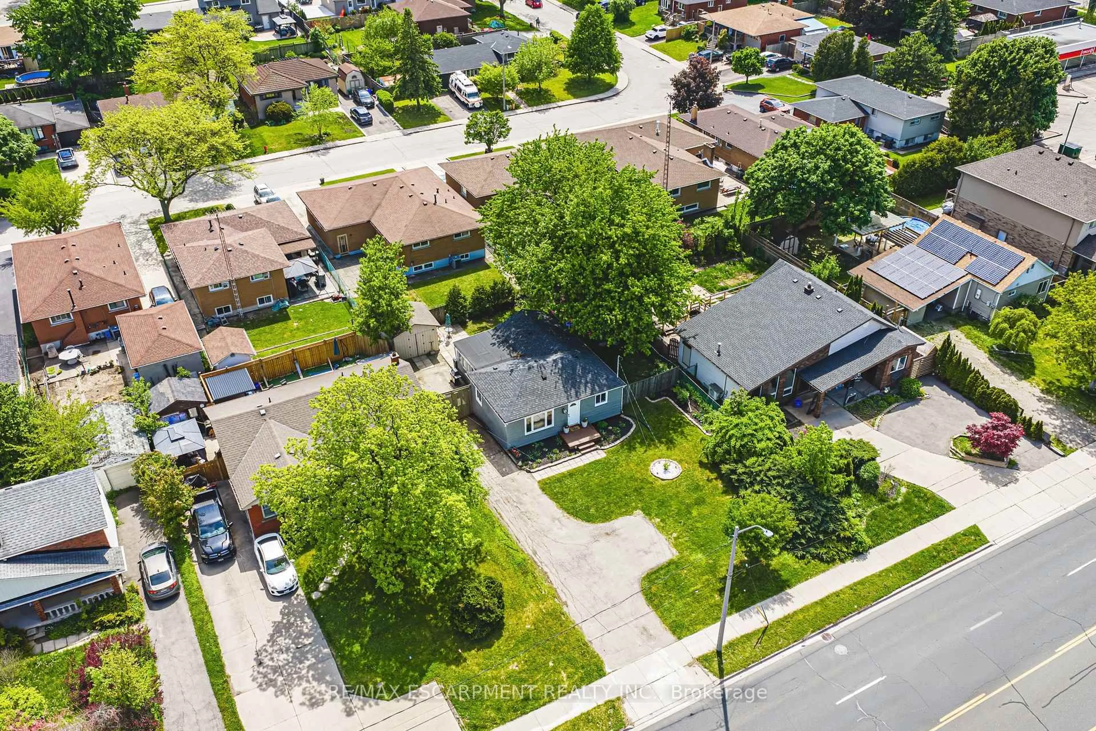 A pic from outside/outdoor area/front of a property/back of a property/a pic from drone, street for 546 Mohawk Rd, Hamilton Ontario L8V 2J6