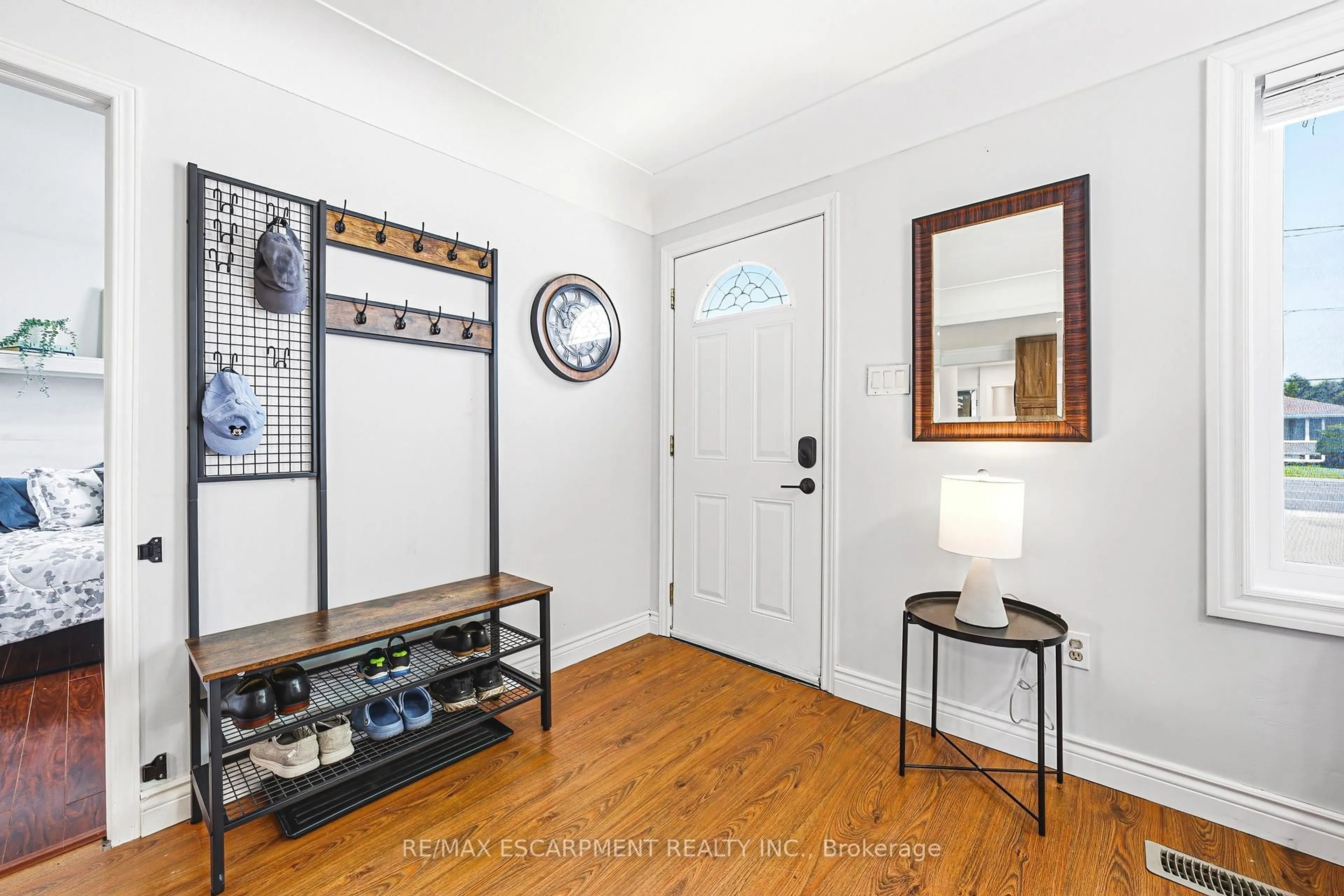 Indoor entryway for 546 Mohawk Rd, Hamilton Ontario L8V 2J6