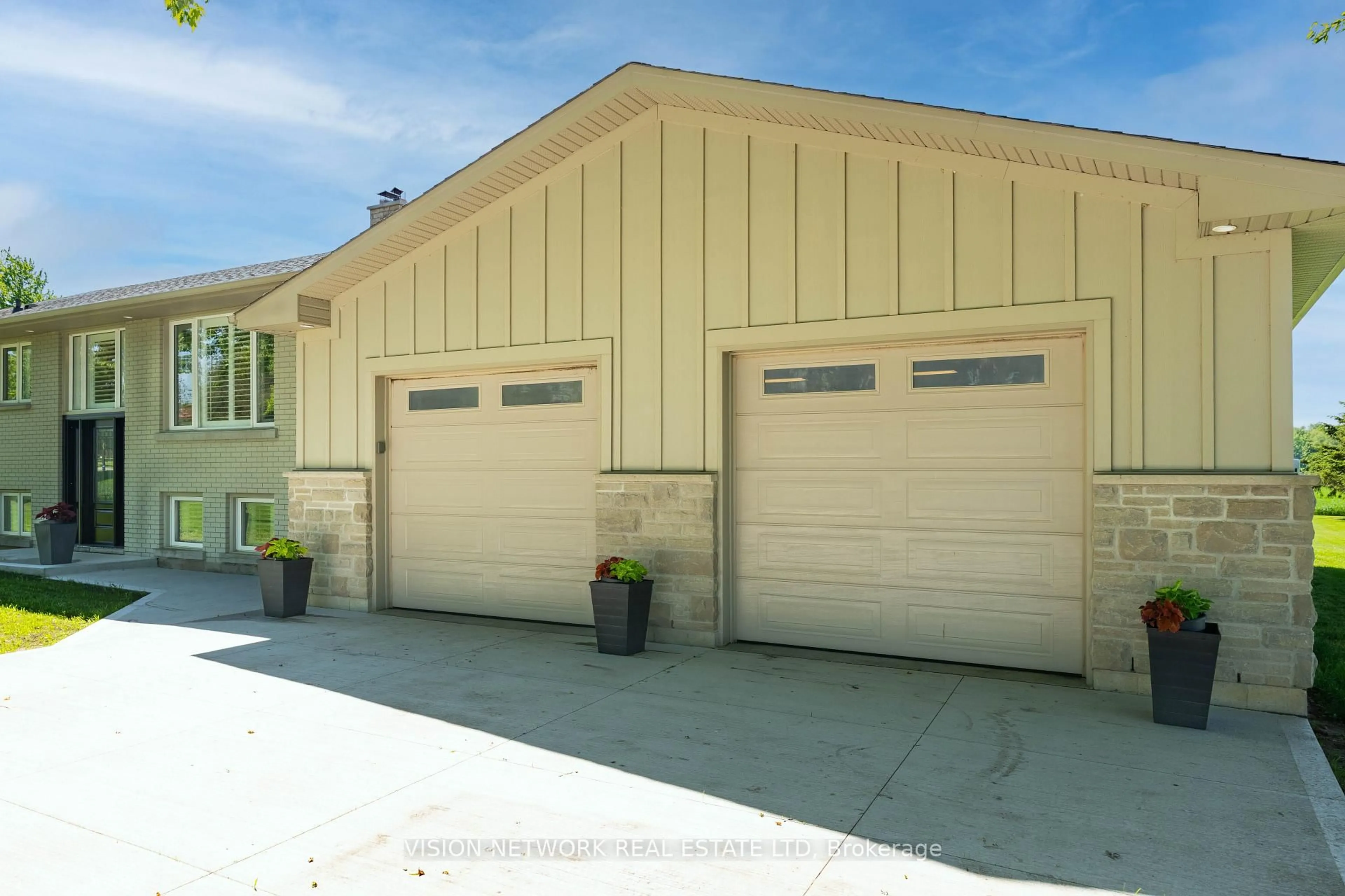 Indoor garage for 16909 Evelyn Dr, Thames Centre Ontario N0M 2P0