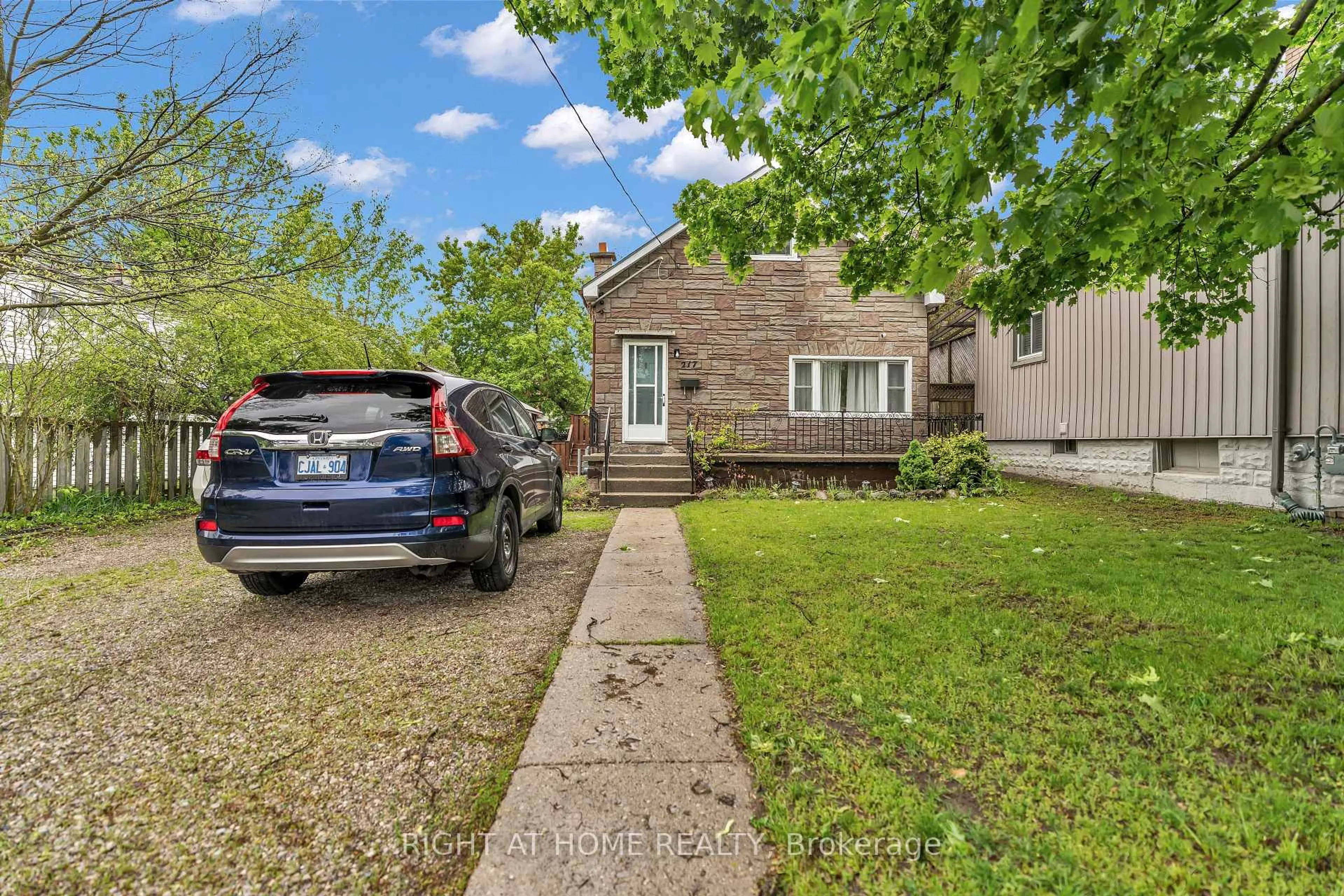 A pic from outside/outdoor area/front of a property/back of a property/a pic from drone, street for 217 Giles St, London East Ontario N5Z 2V9
