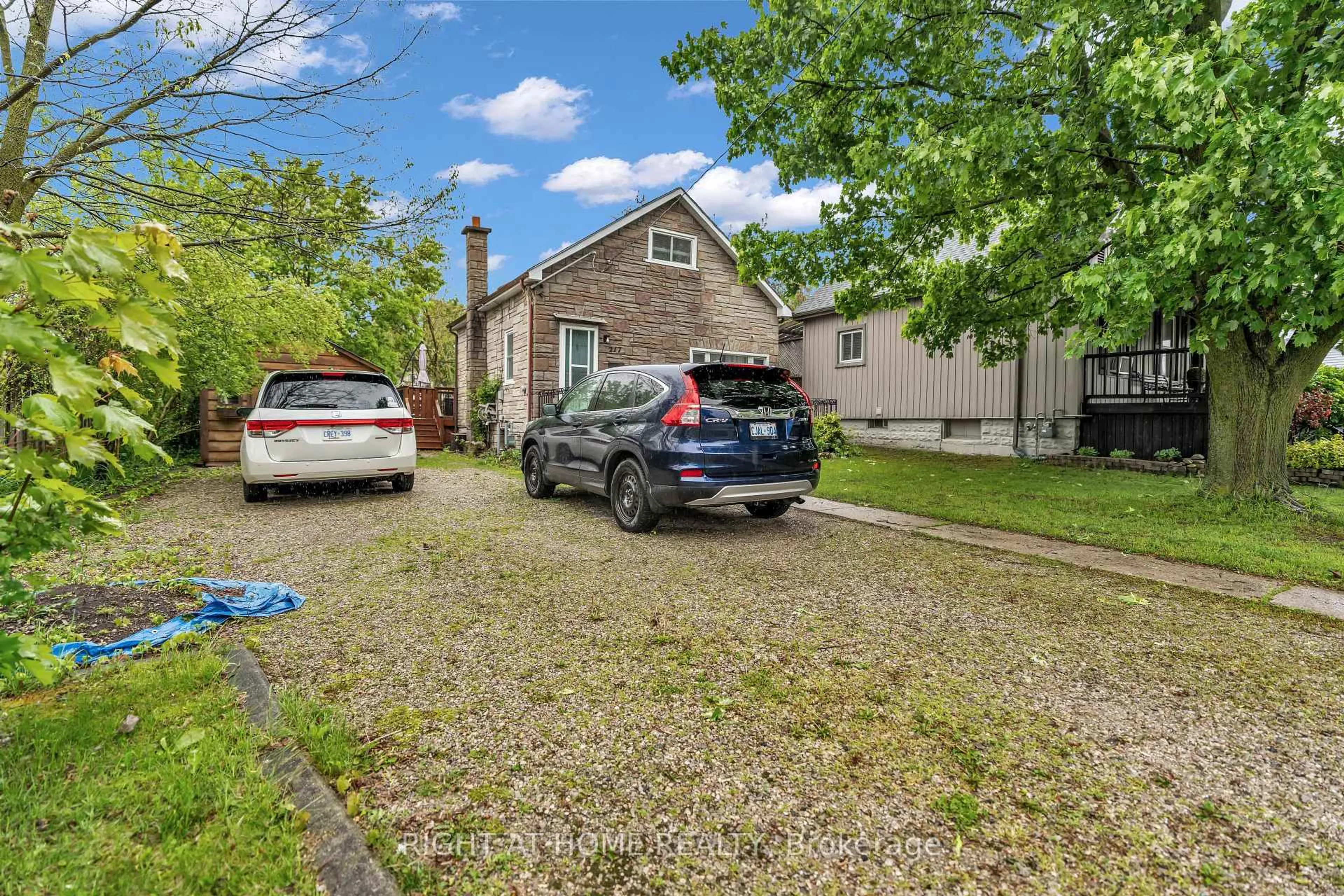 A pic from outside/outdoor area/front of a property/back of a property/a pic from drone, street for 217 Giles St, London East Ontario N5Z 2V9