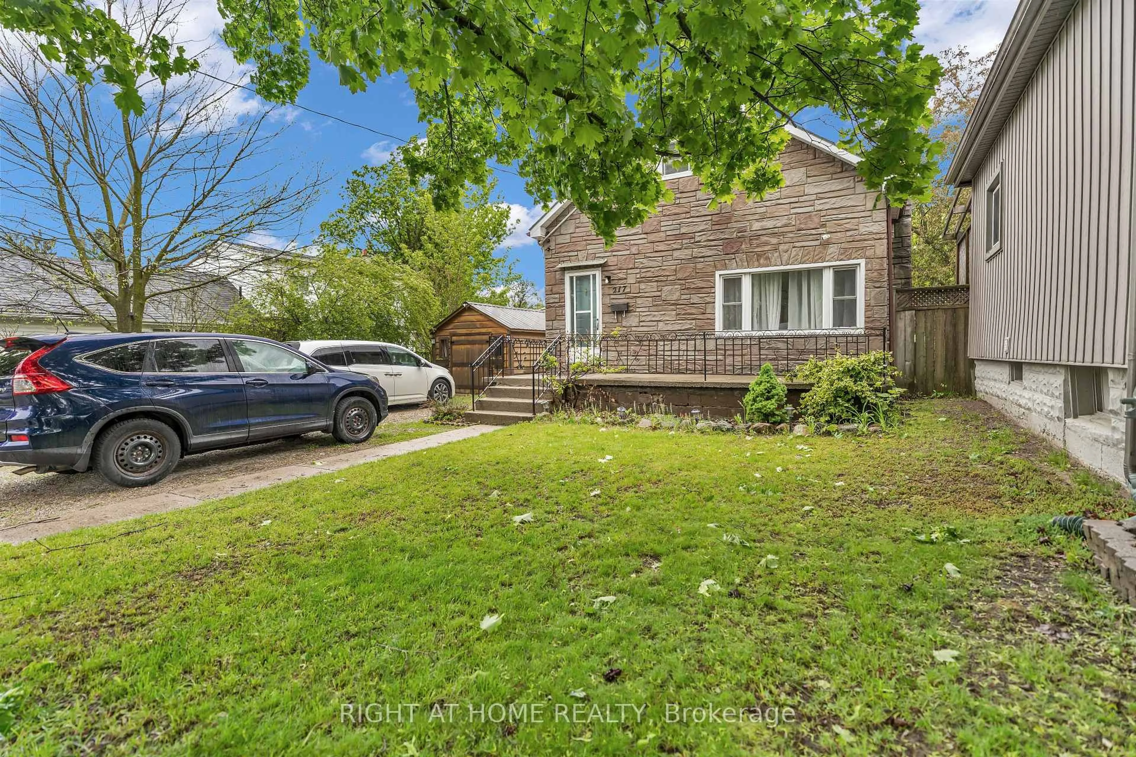 A pic from outside/outdoor area/front of a property/back of a property/a pic from drone, street for 217 Giles St, London East Ontario N5Z 2V9
