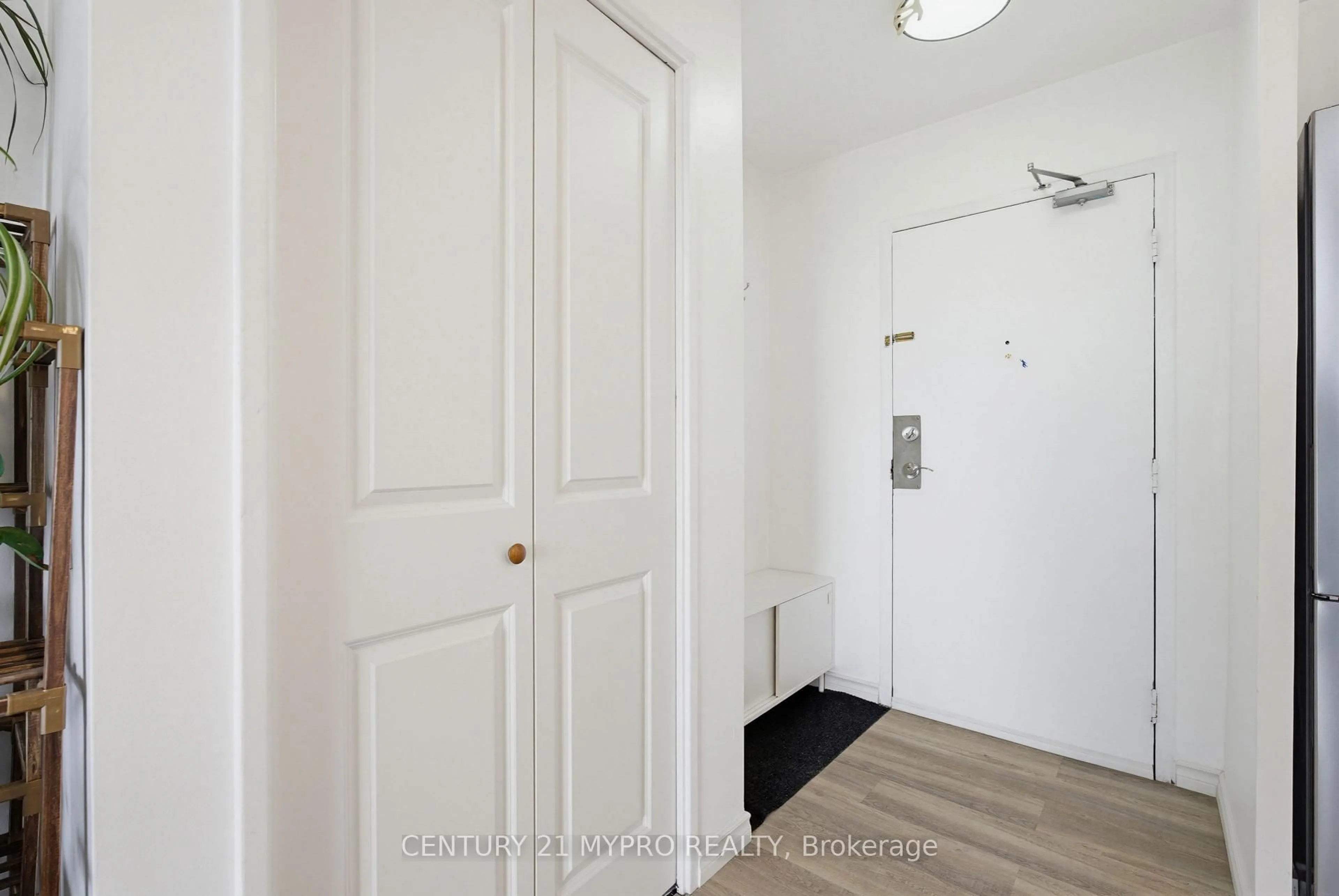 Indoor entryway for 563 Mornington Ave #708, London East Ontario N5Y 4T8