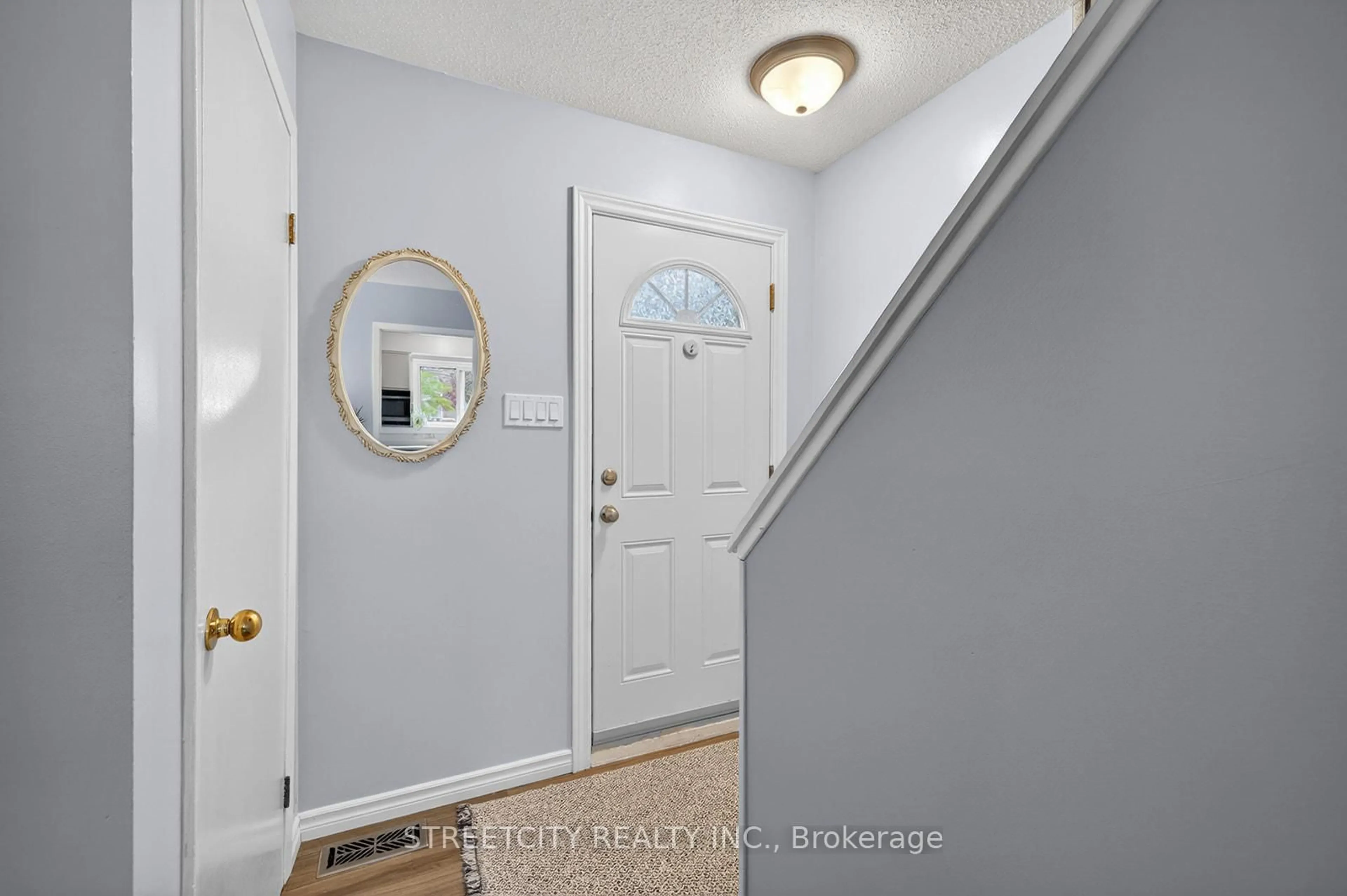 Indoor entryway for 825 Dundalk Dr #30, London South Ontario N6C 3V6