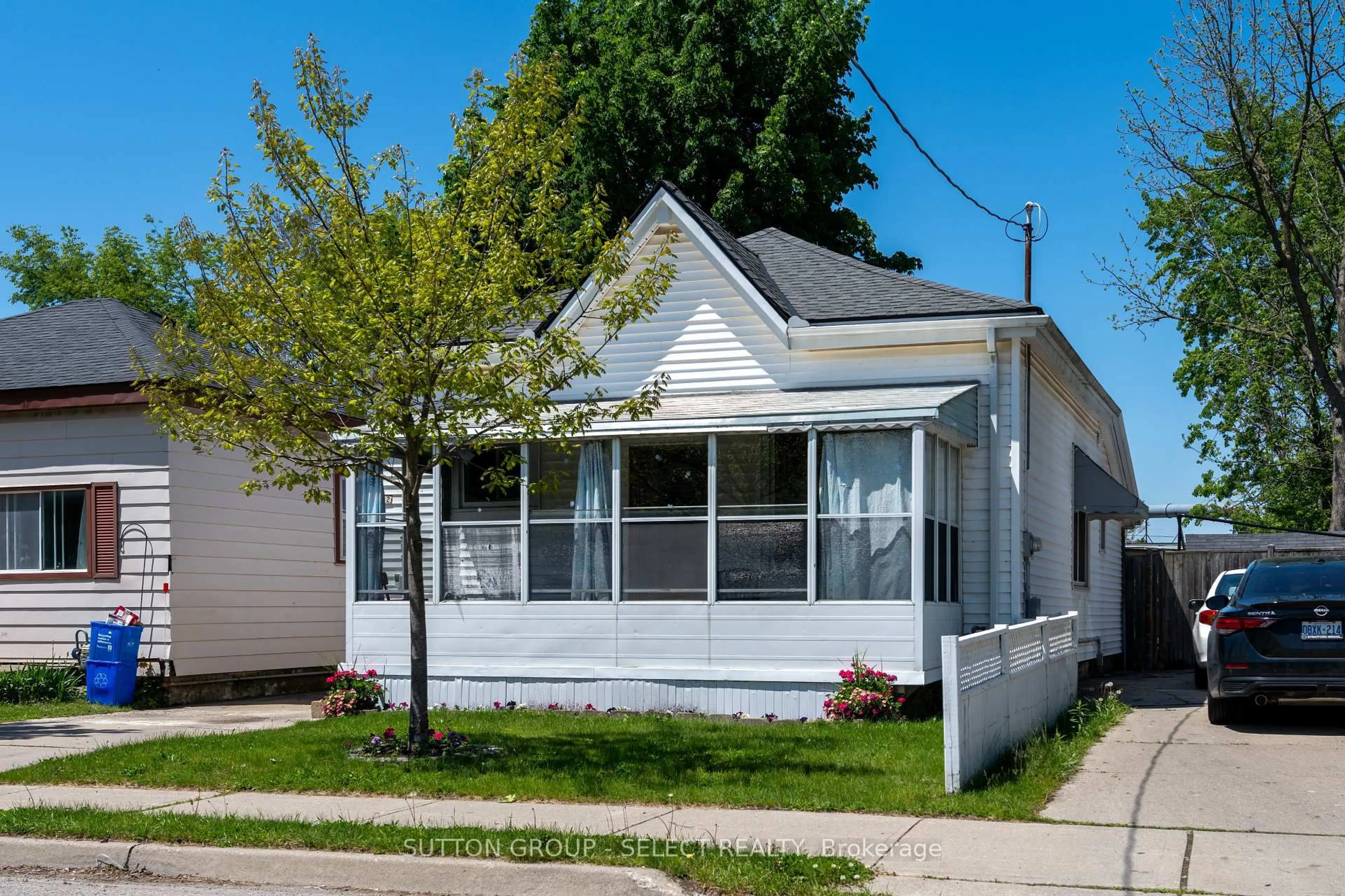 Home with vinyl exterior material, street for 582 Hill St, London East Ontario N6B 1G1