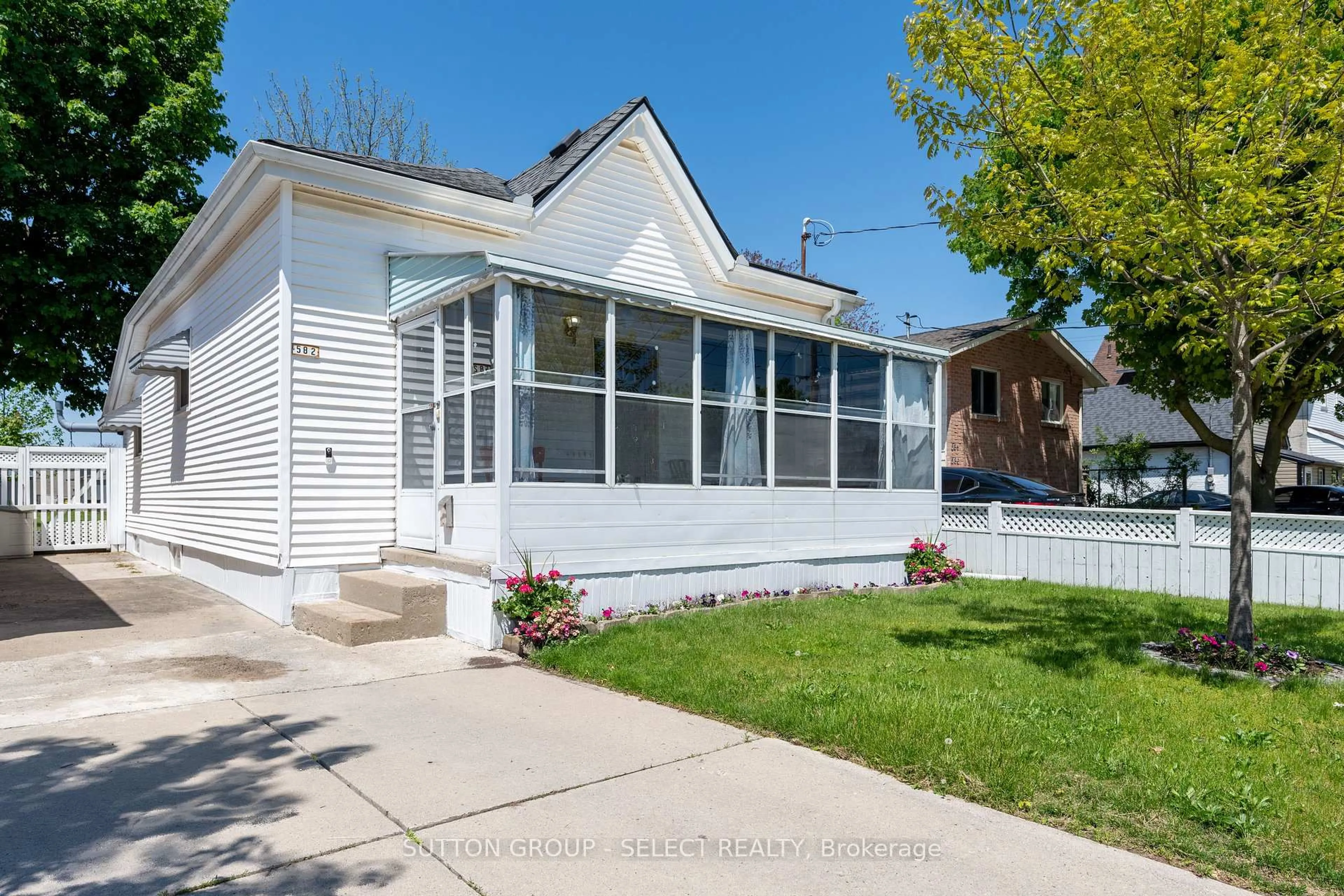 Home with vinyl exterior material, street for 582 Hill St, London East Ontario N6B 1G1